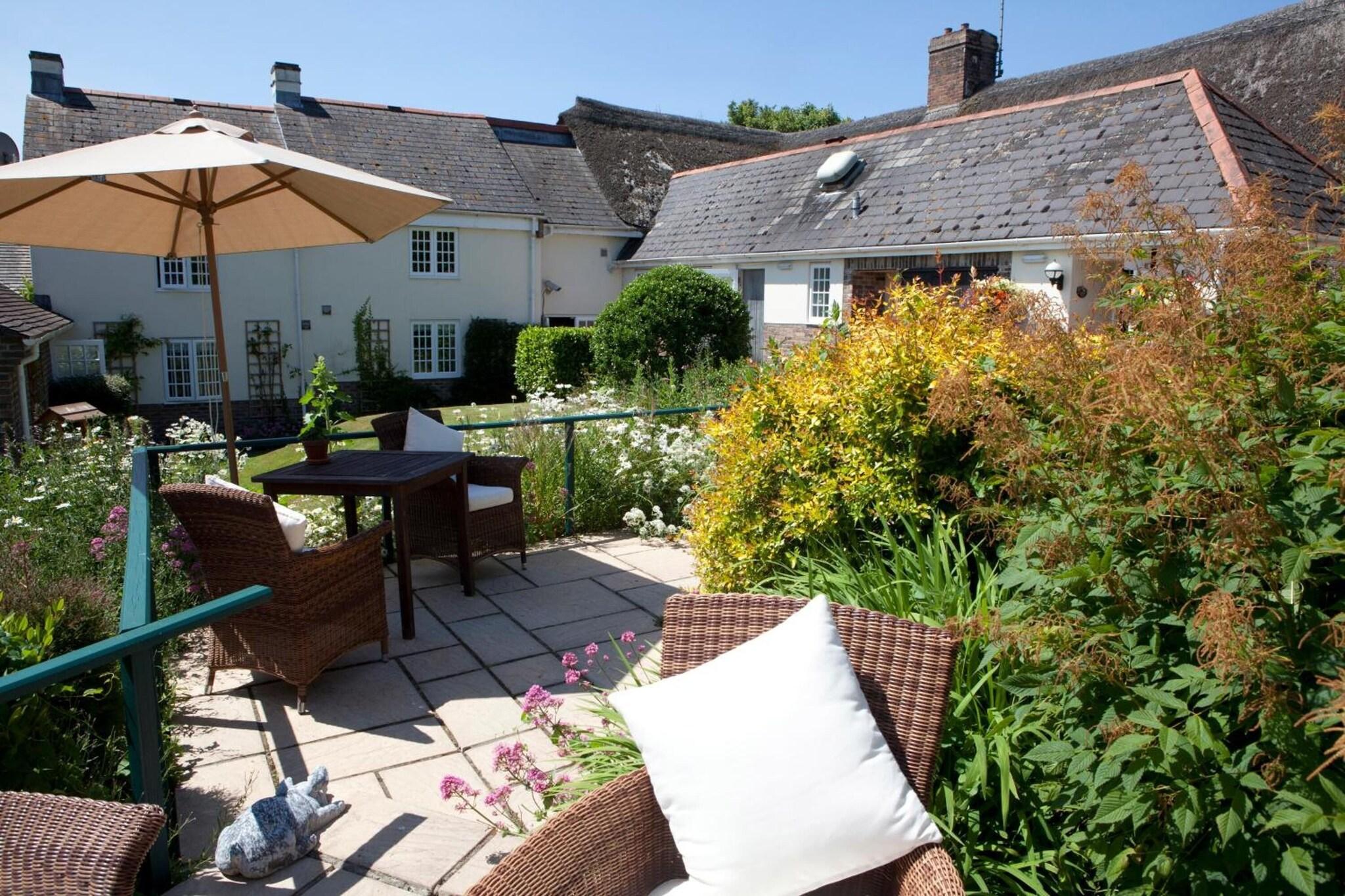 Yalbury Cottage by null