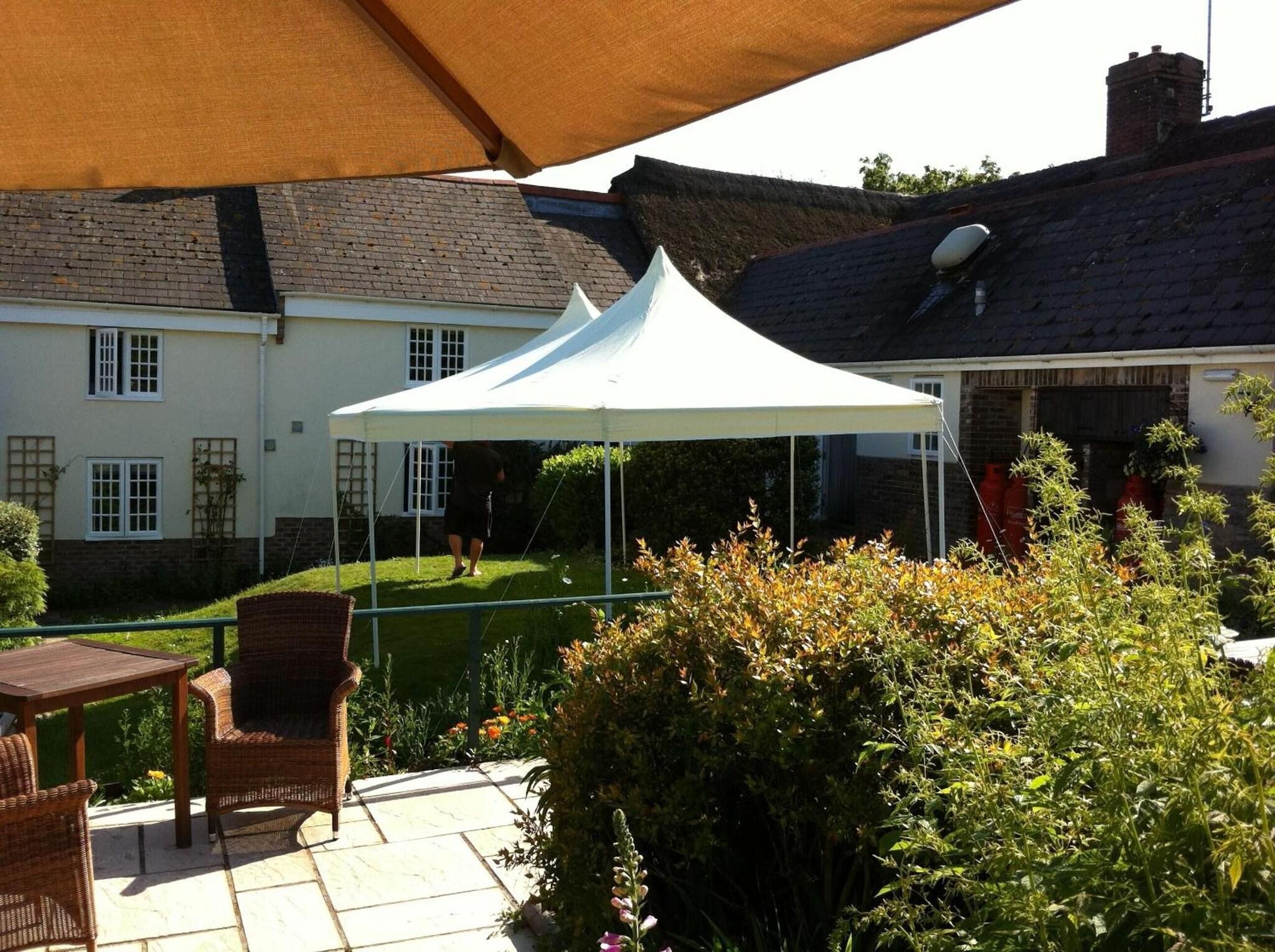 Yalbury Cottage by null