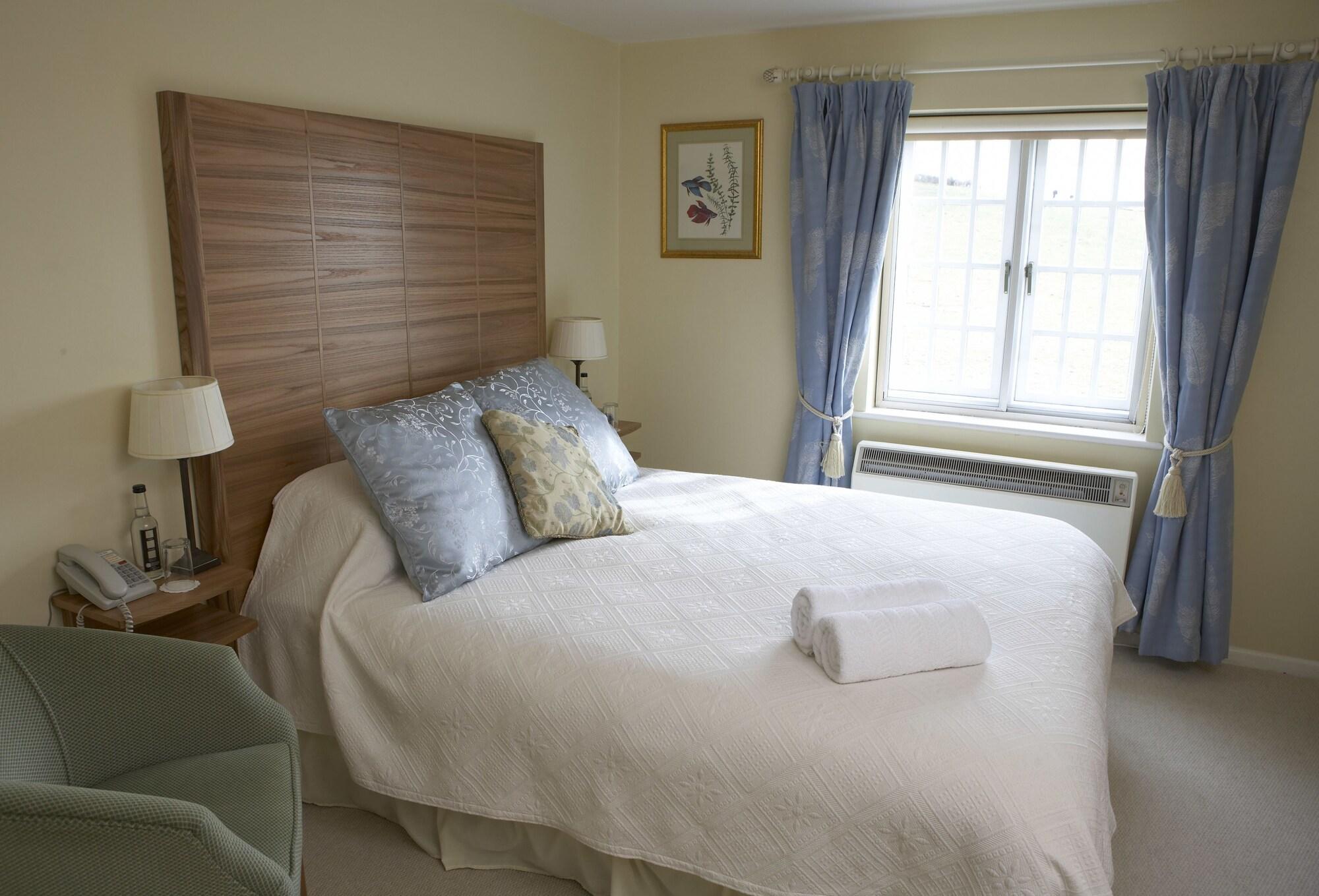 Yalbury Cottage by null