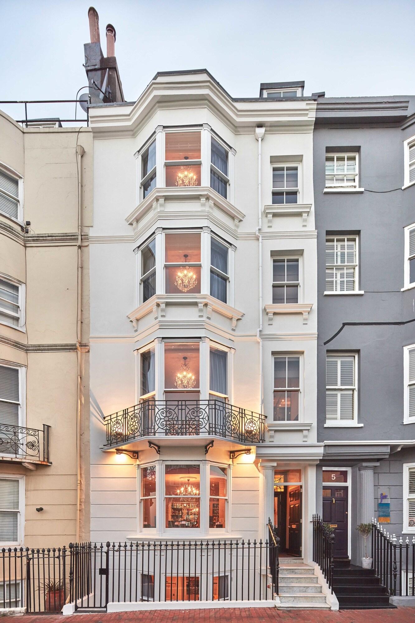 Square Townhouse by null