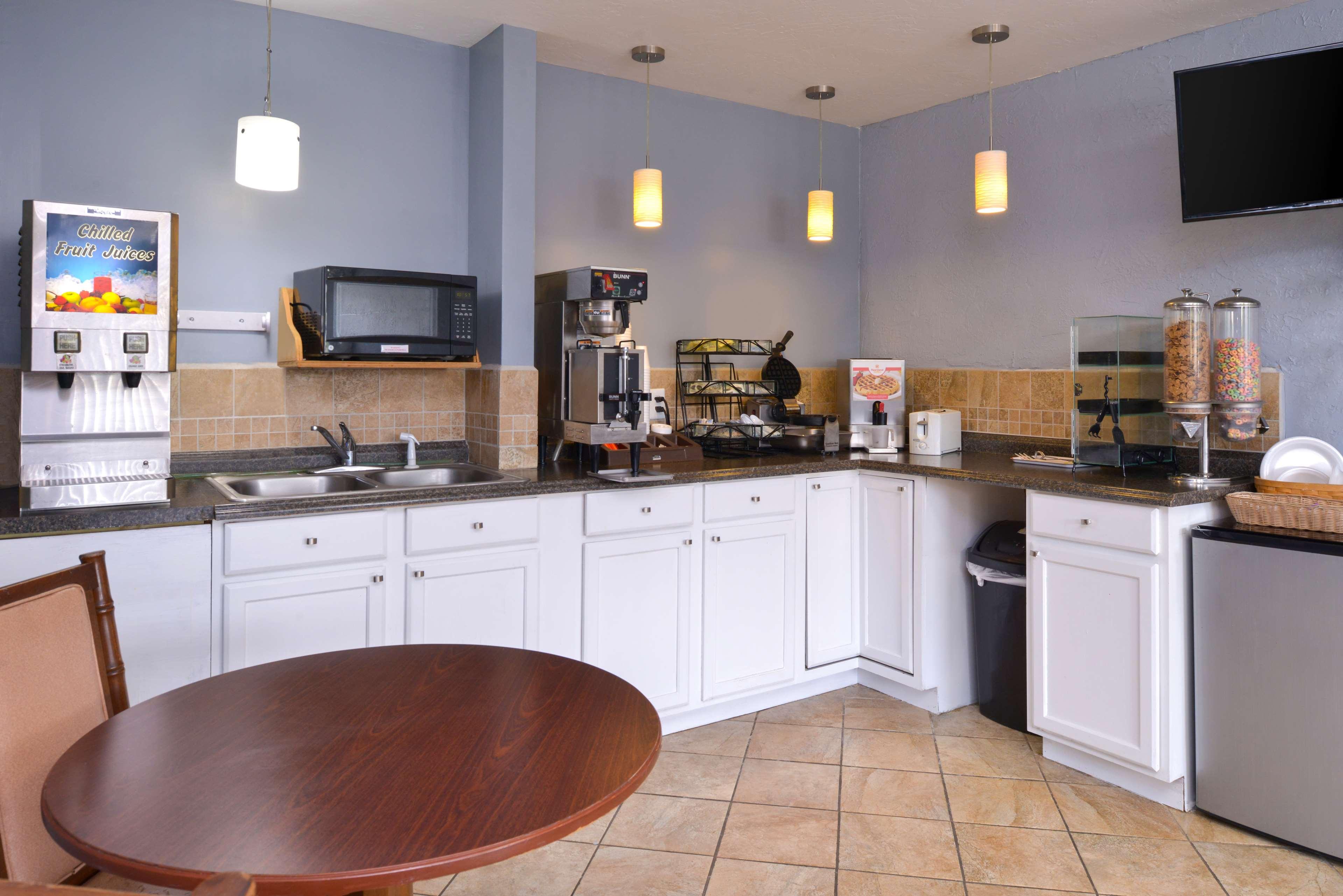 Americas Best Value Inn  Suites Branson Near Strip