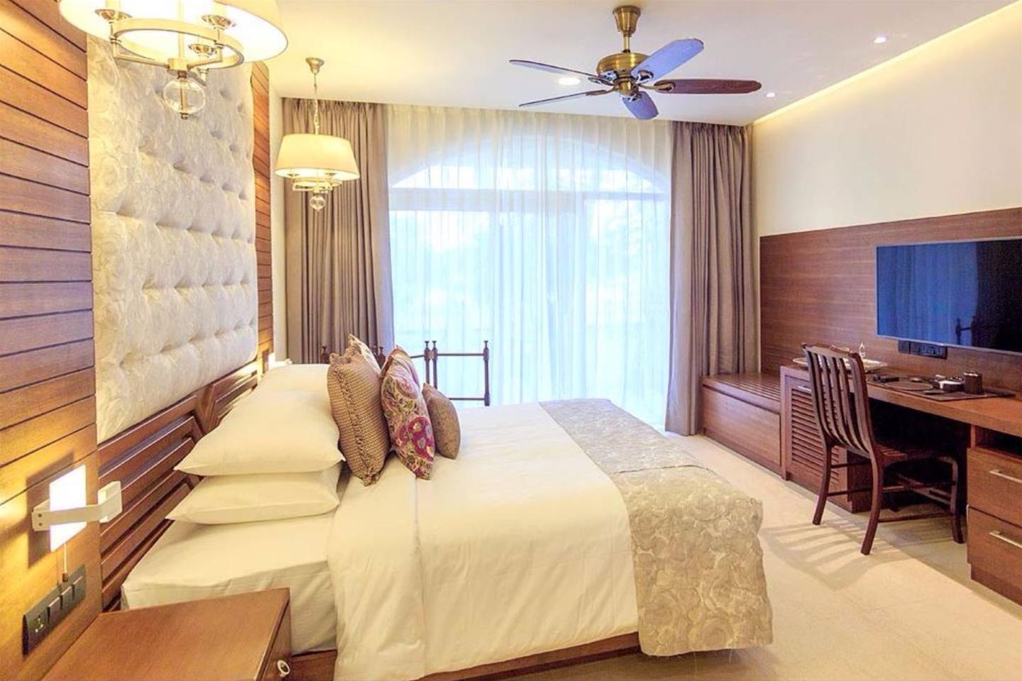 Acron Waterfront Resort - photo