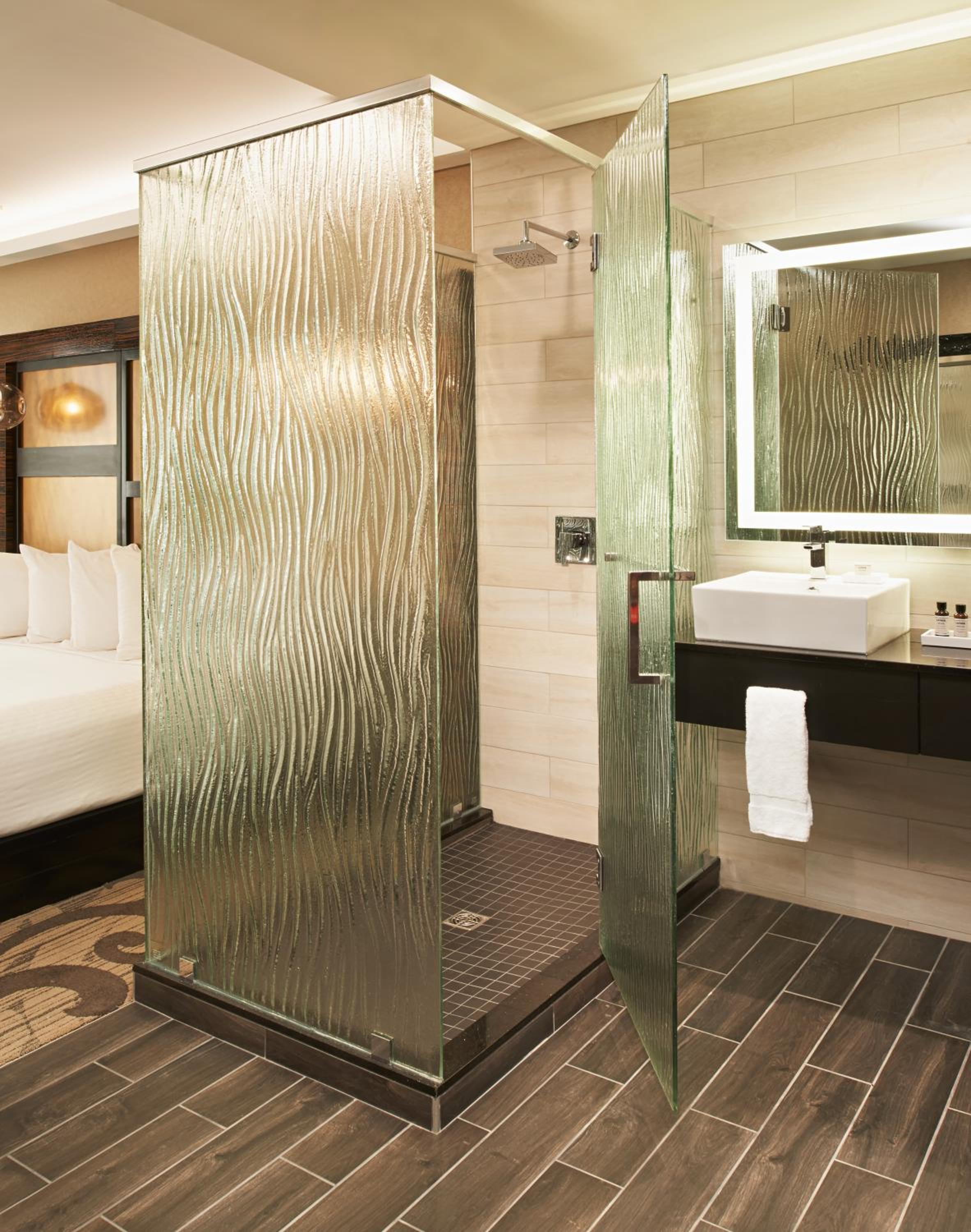 Metropolitan At The 9, Autograph Collection