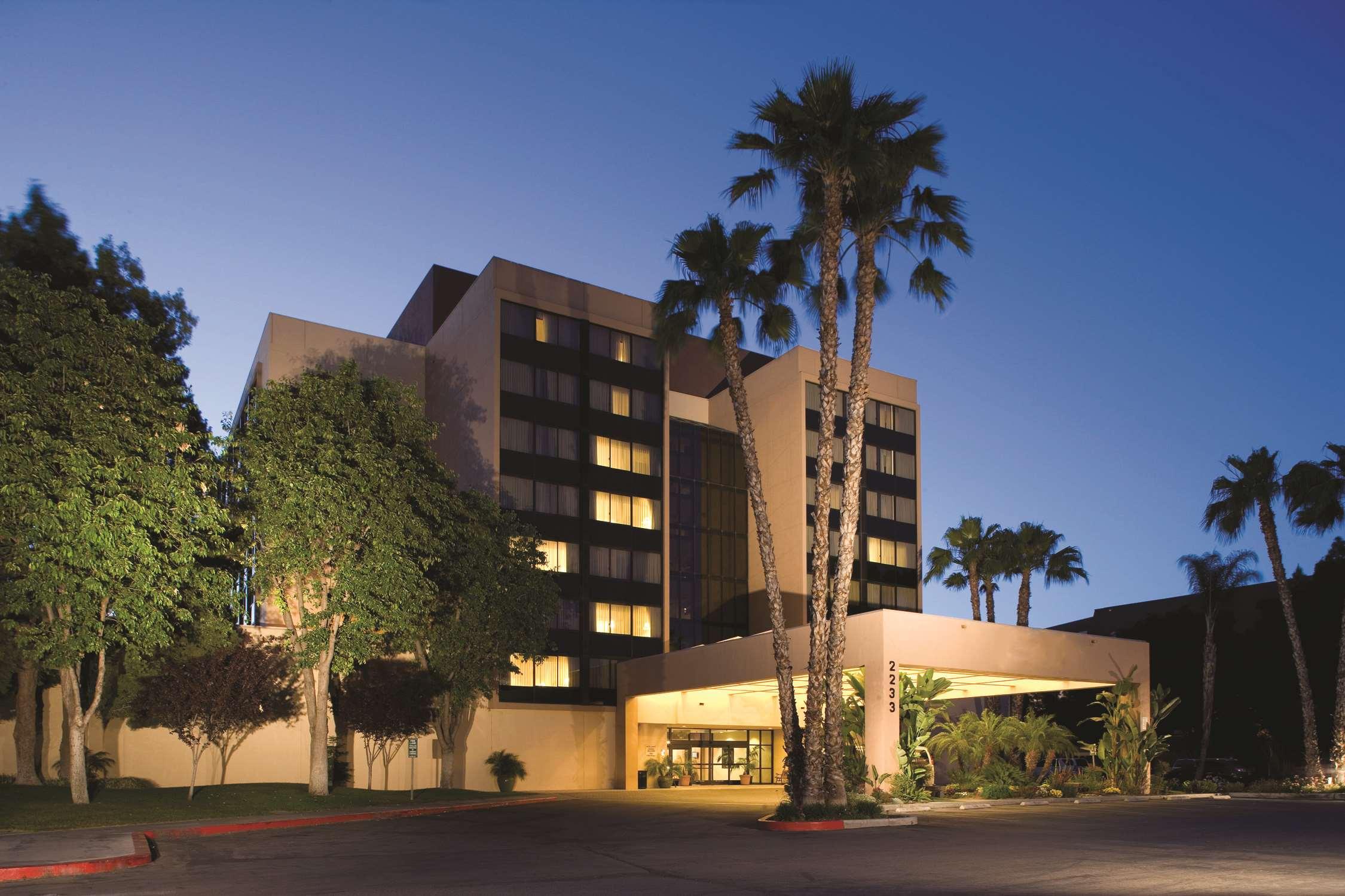 DoubleTree by Hilton Hotel Fresno Convention Center image