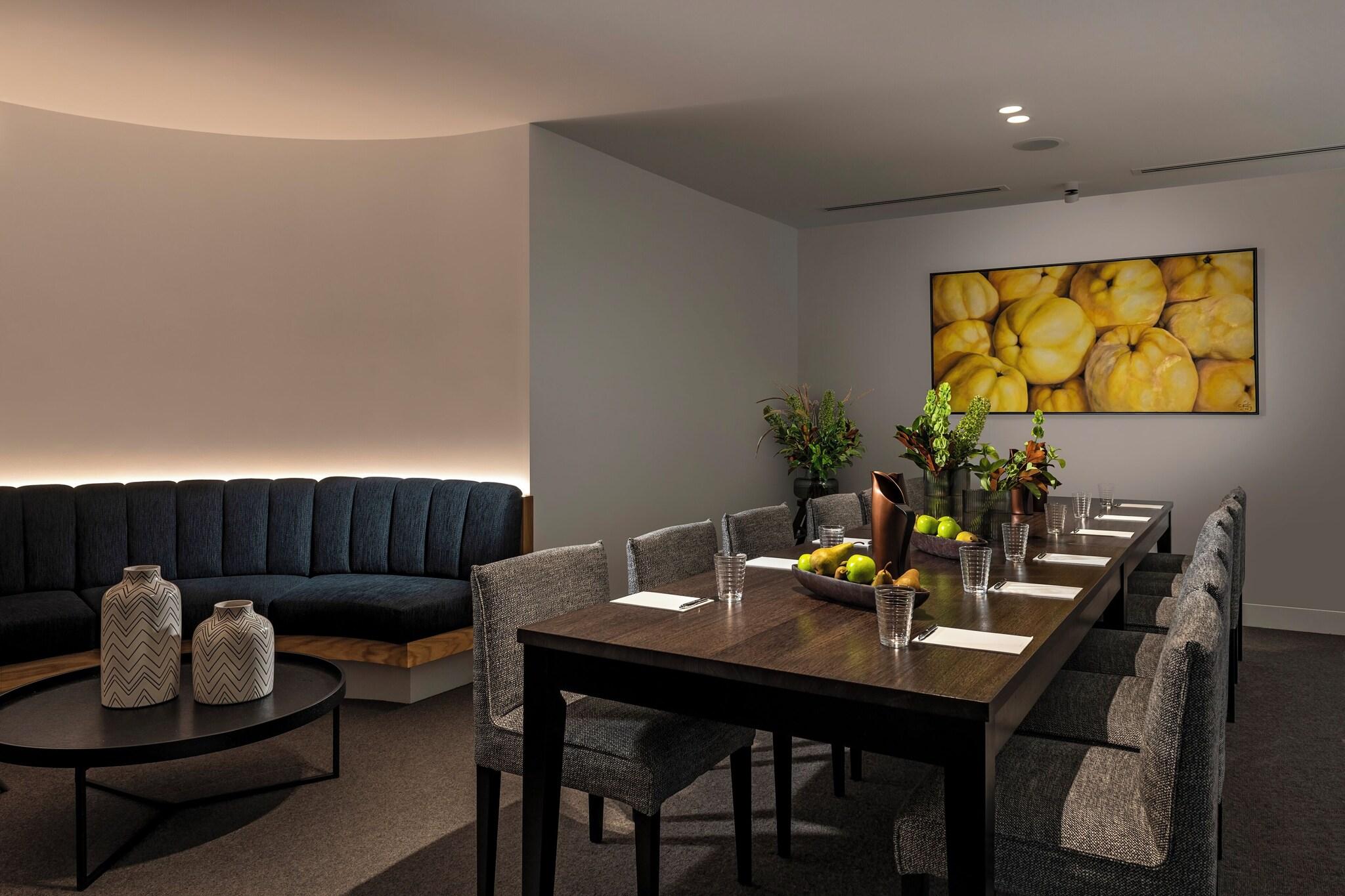 The Louise, Beckons by null