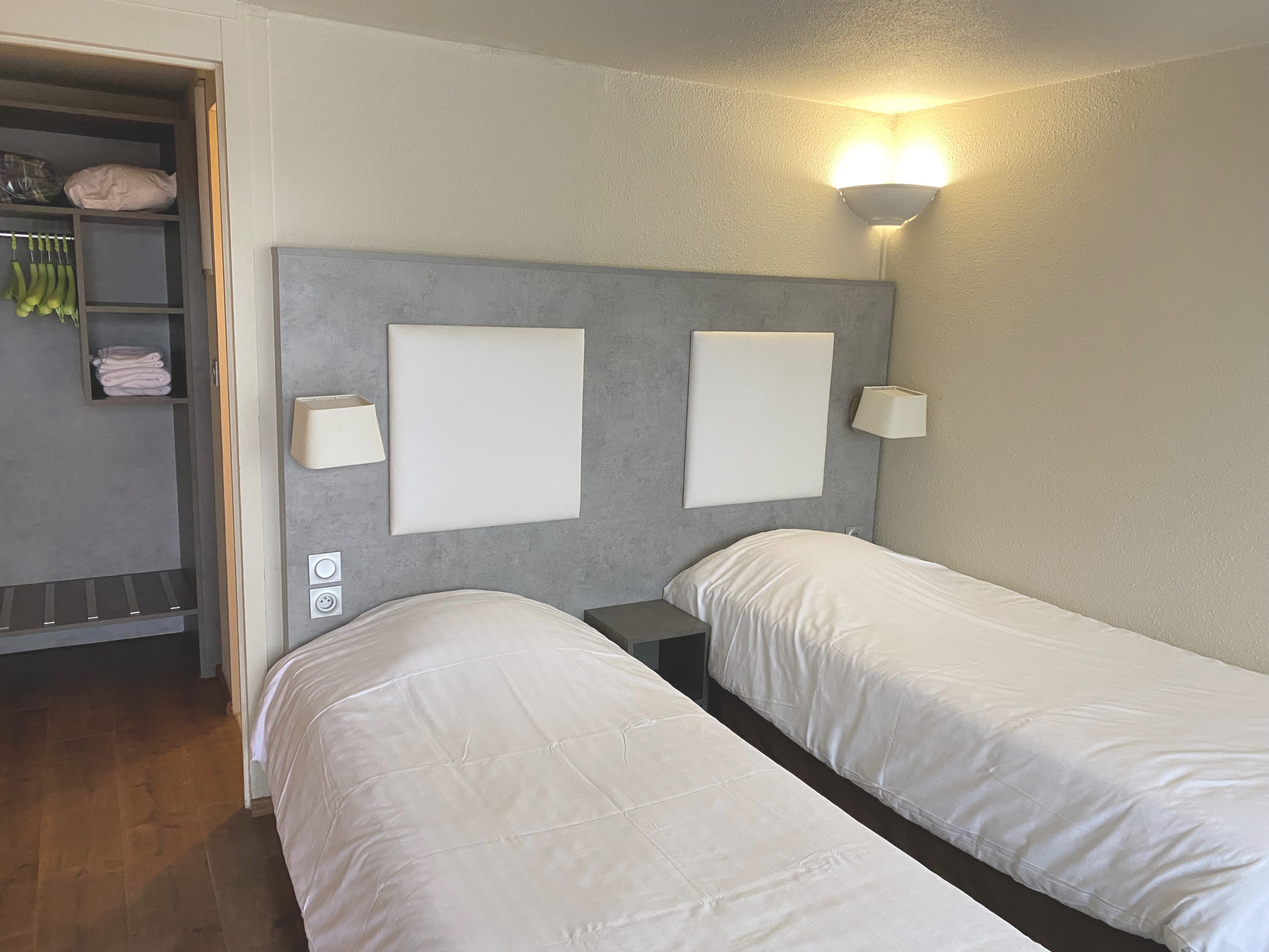 Chambre avec 2 lits, vue sur le jardin