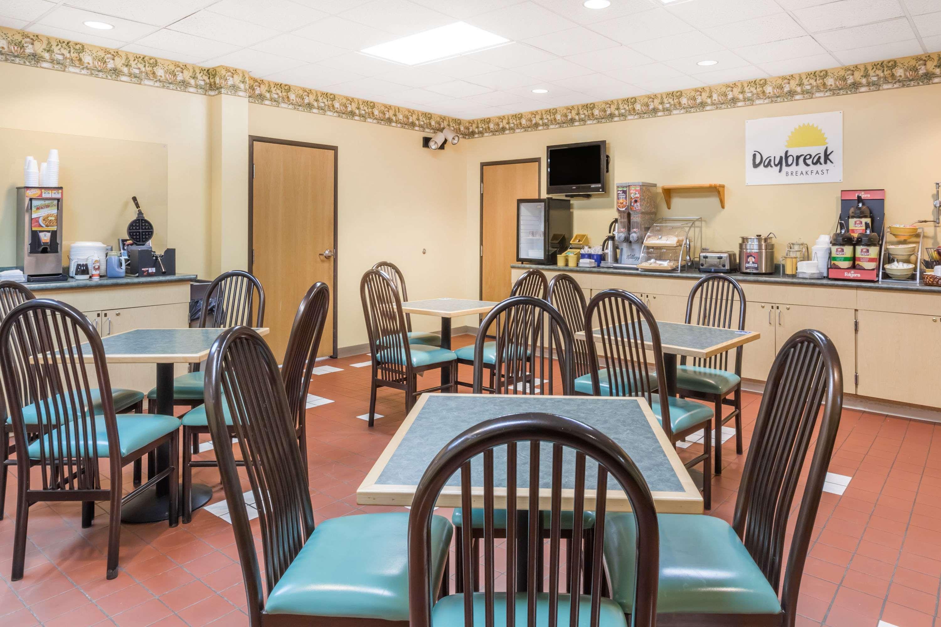 Days Inn & Suites by Wyndham Bridgeport Clarksburg