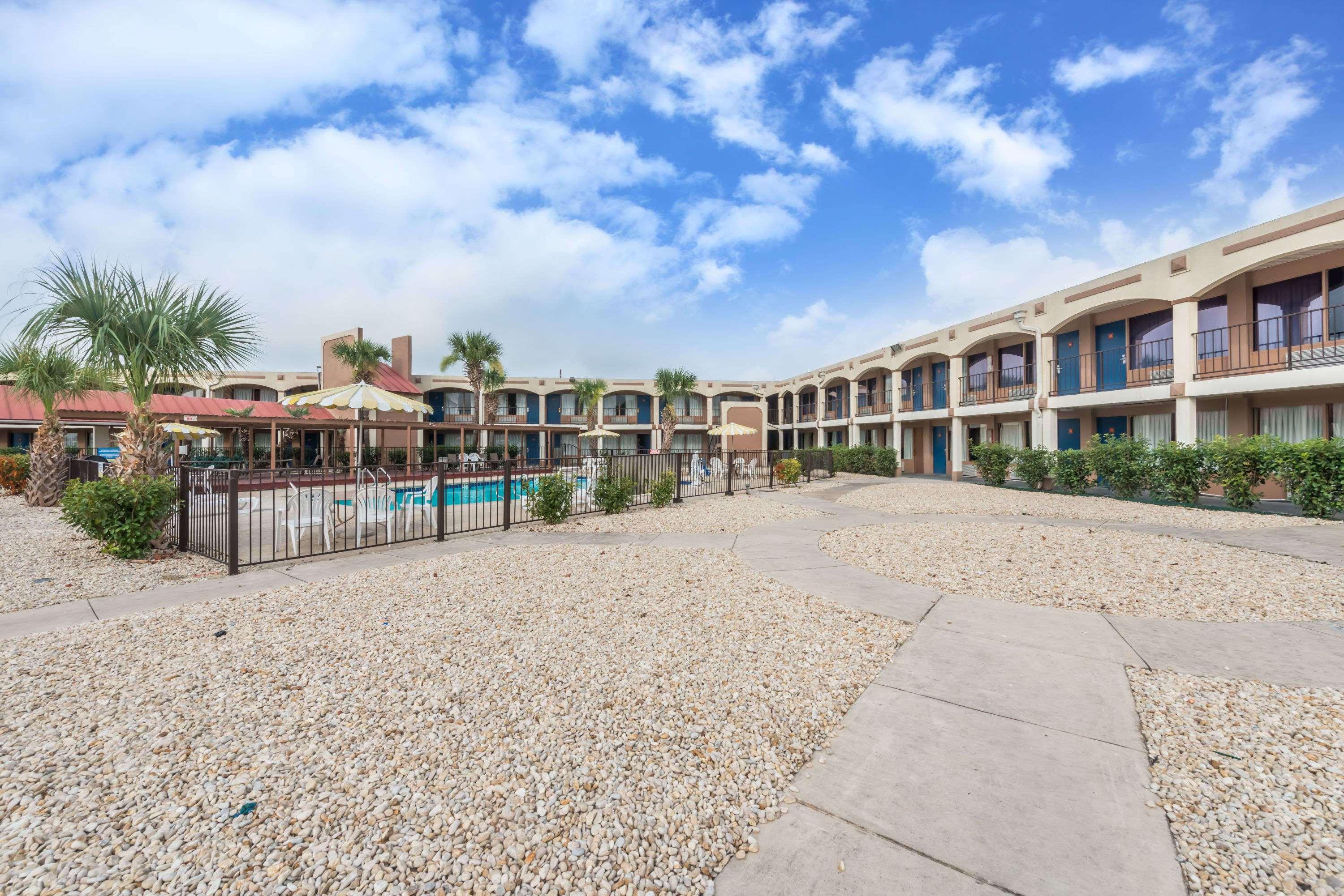 Days Inn San An Splashtown/ATT