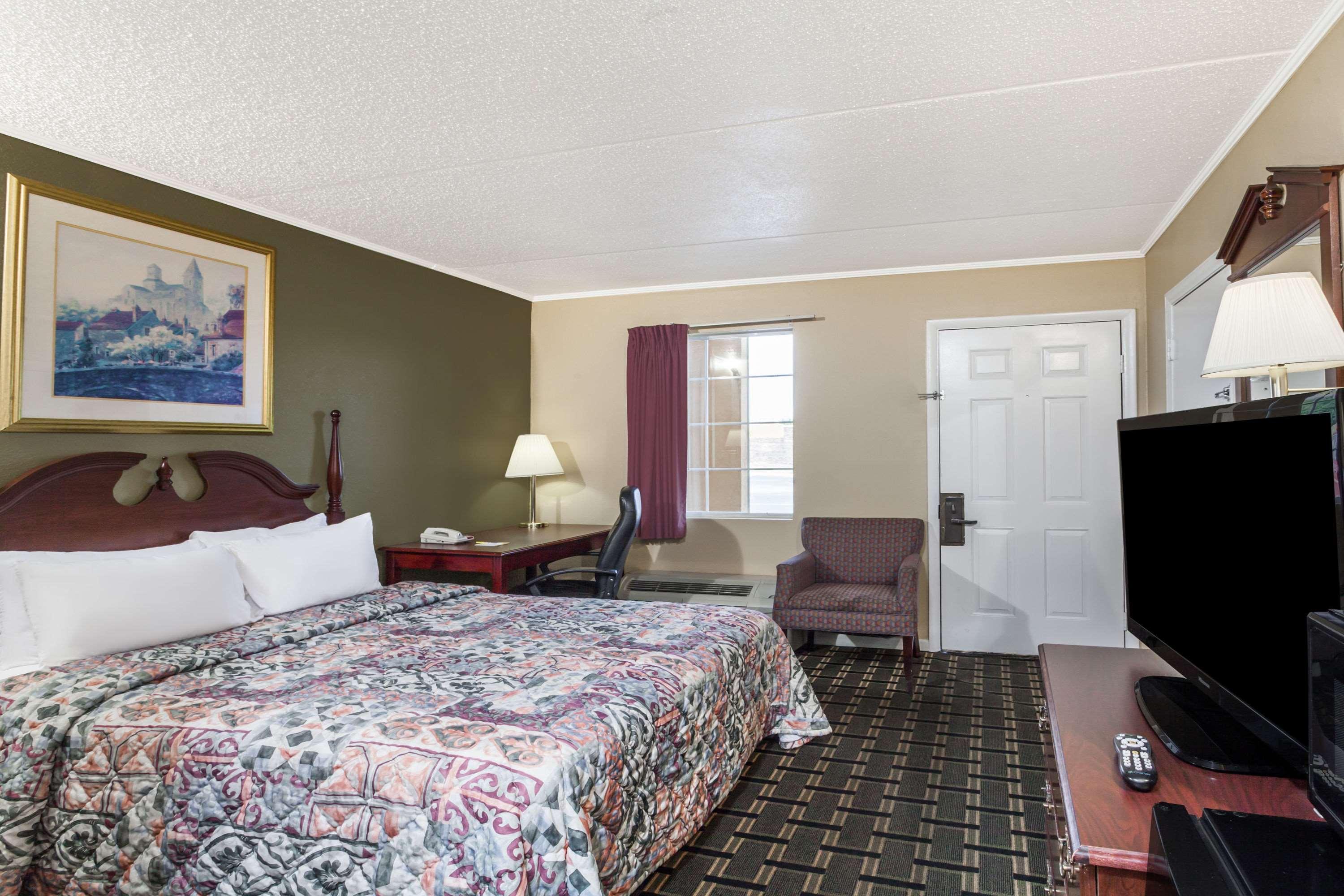 Days Inn by Wyndham Lenoir City