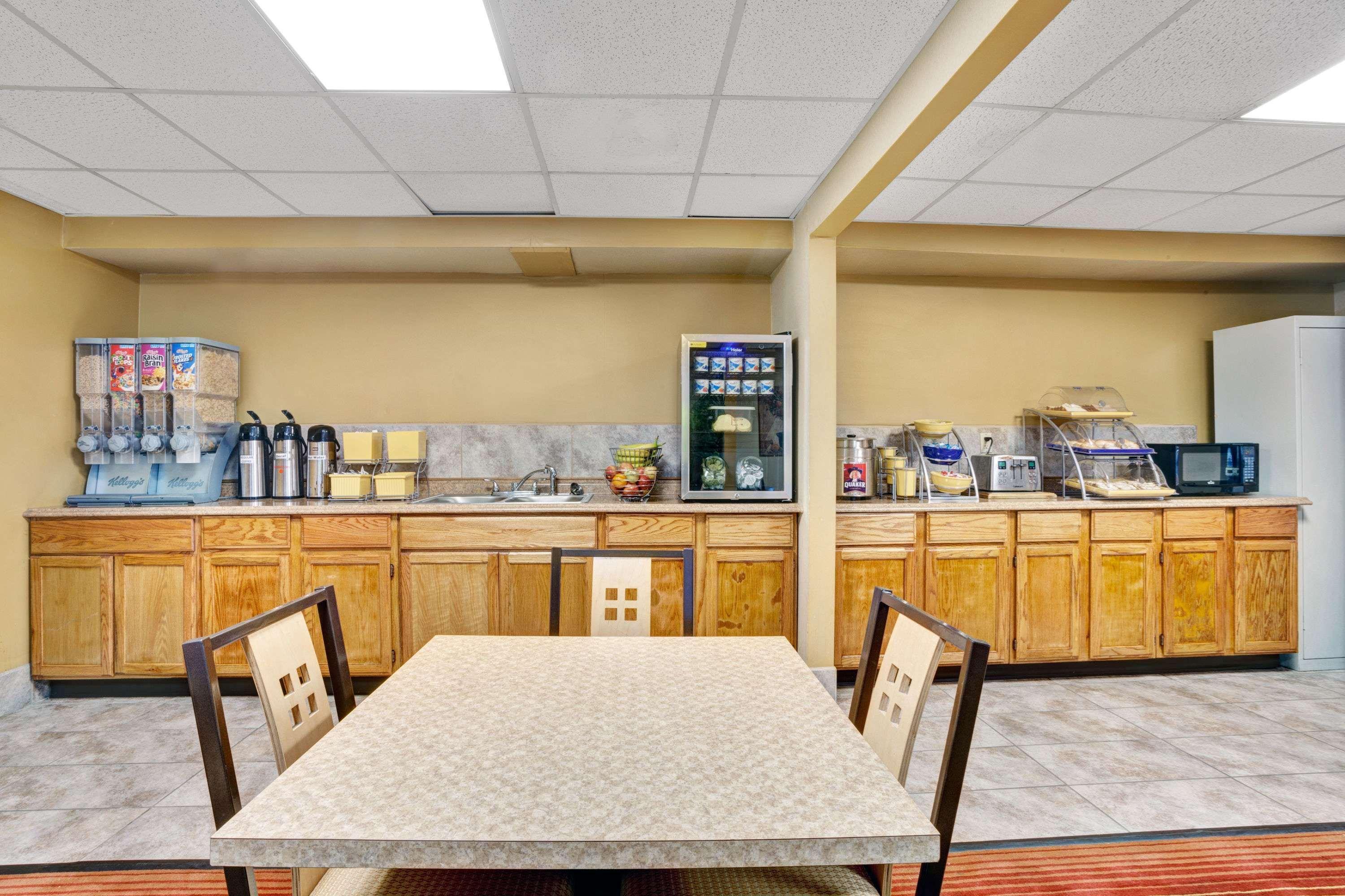 Days Inn by Wyndham Louisville Airport KY