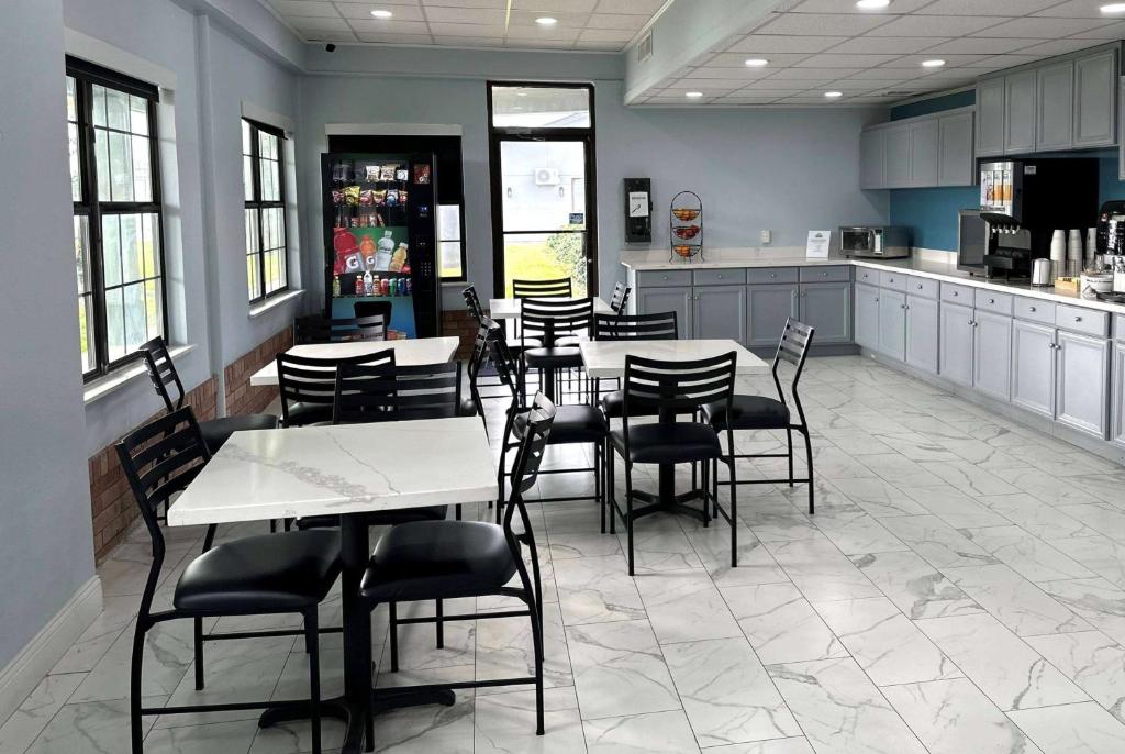 Days Inn By Wyndham Lake Charles