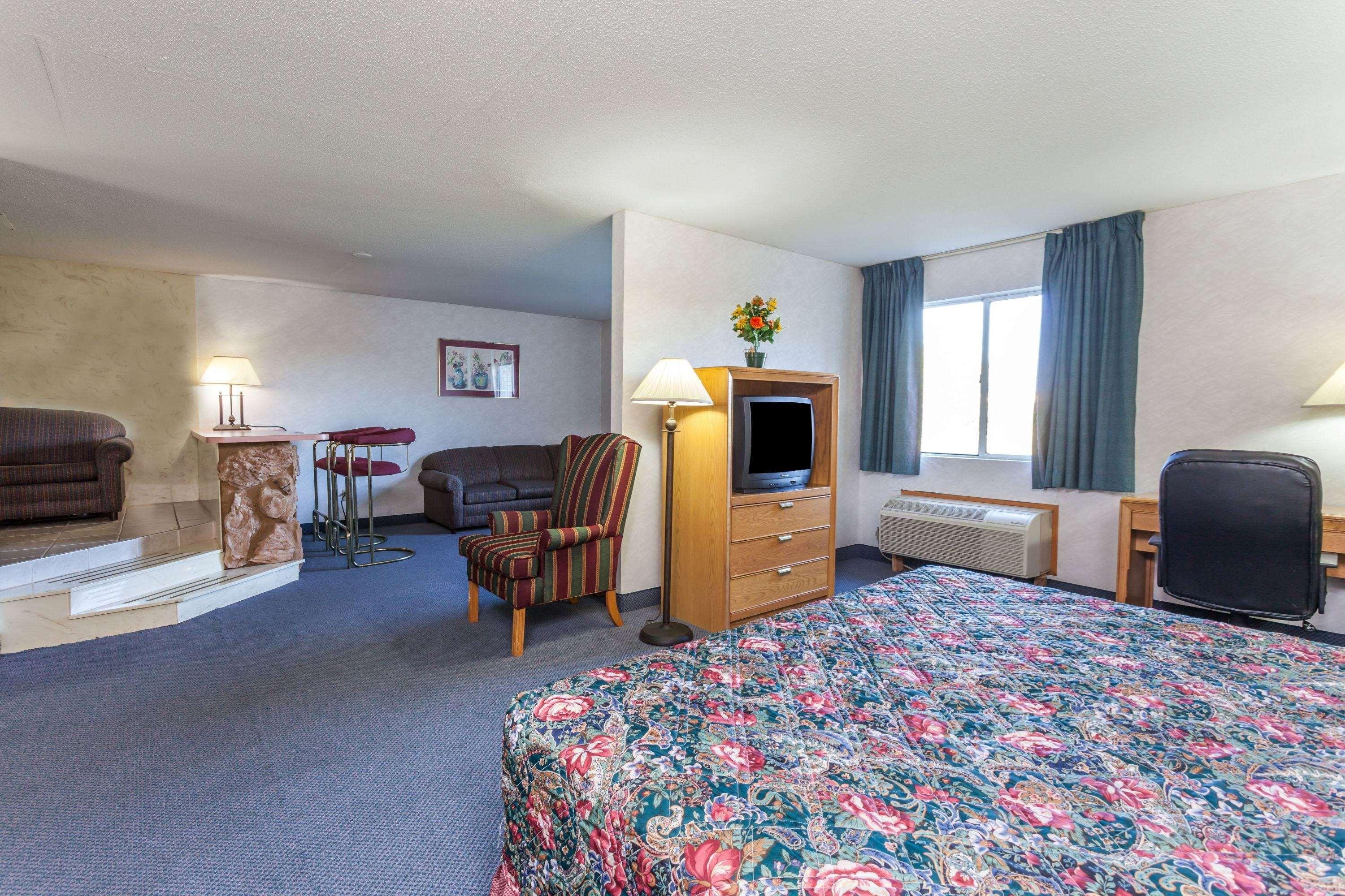 Days Inn & Suites by Wyndham Dundee