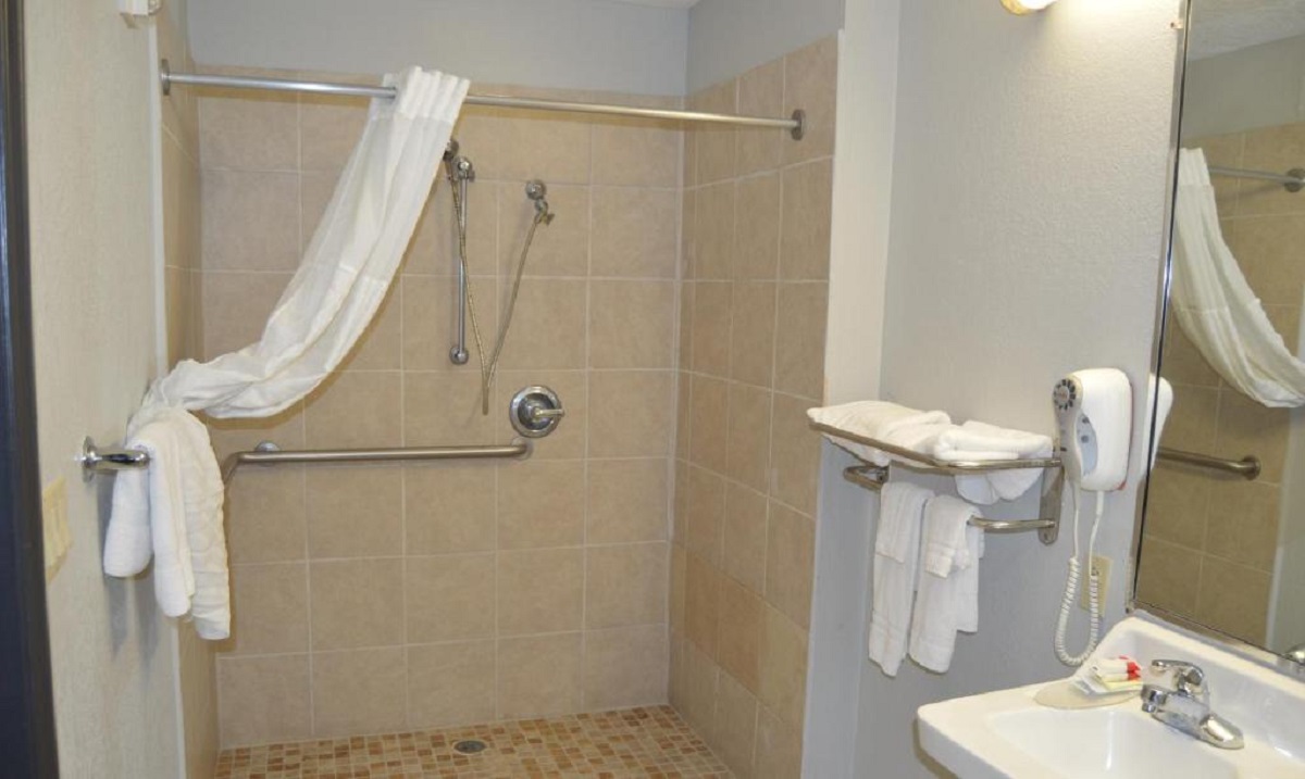 Days Inn & Suites by Wyndham Winnie