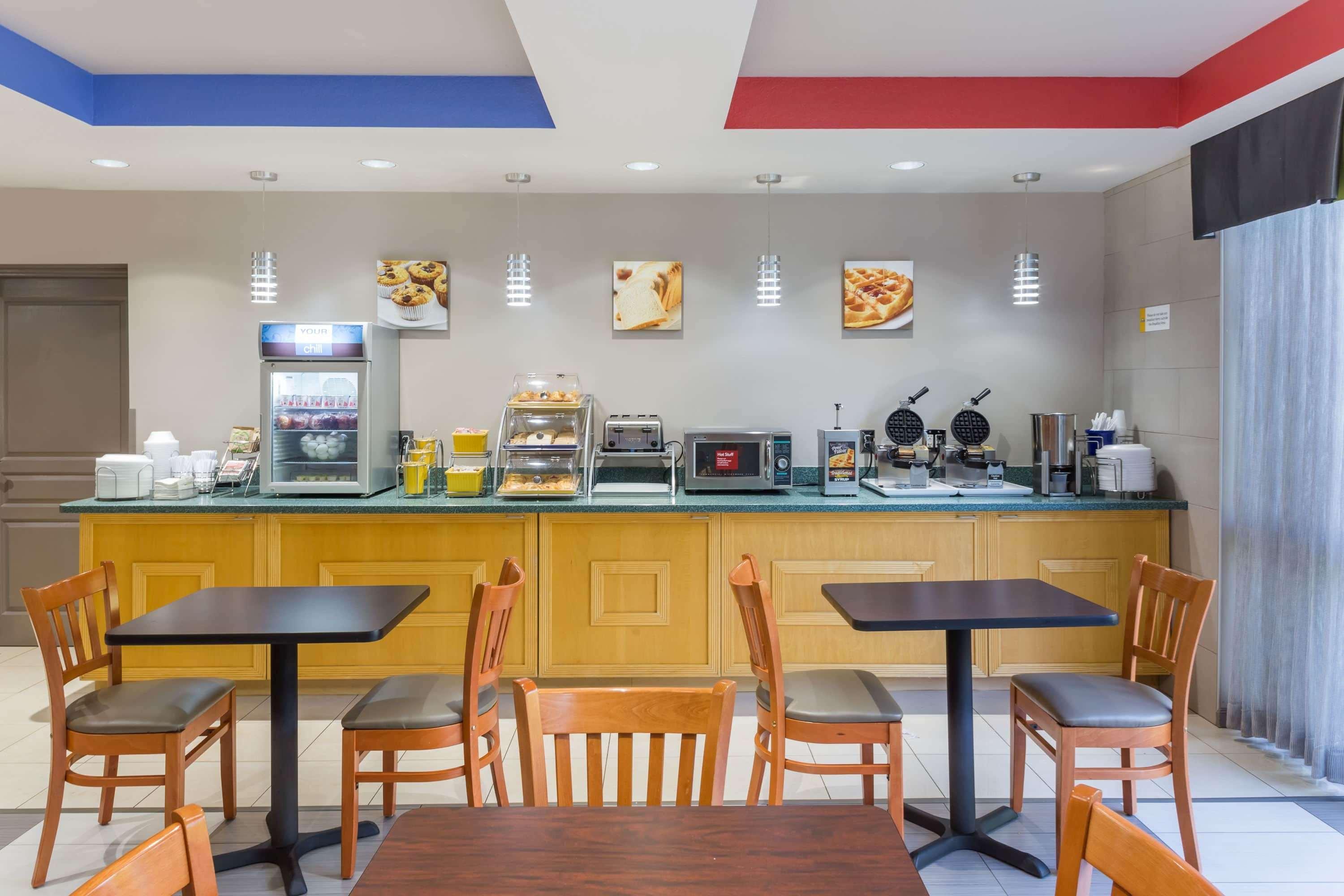 Days Inn by Wyndham Fort Myers Nr JetBlue