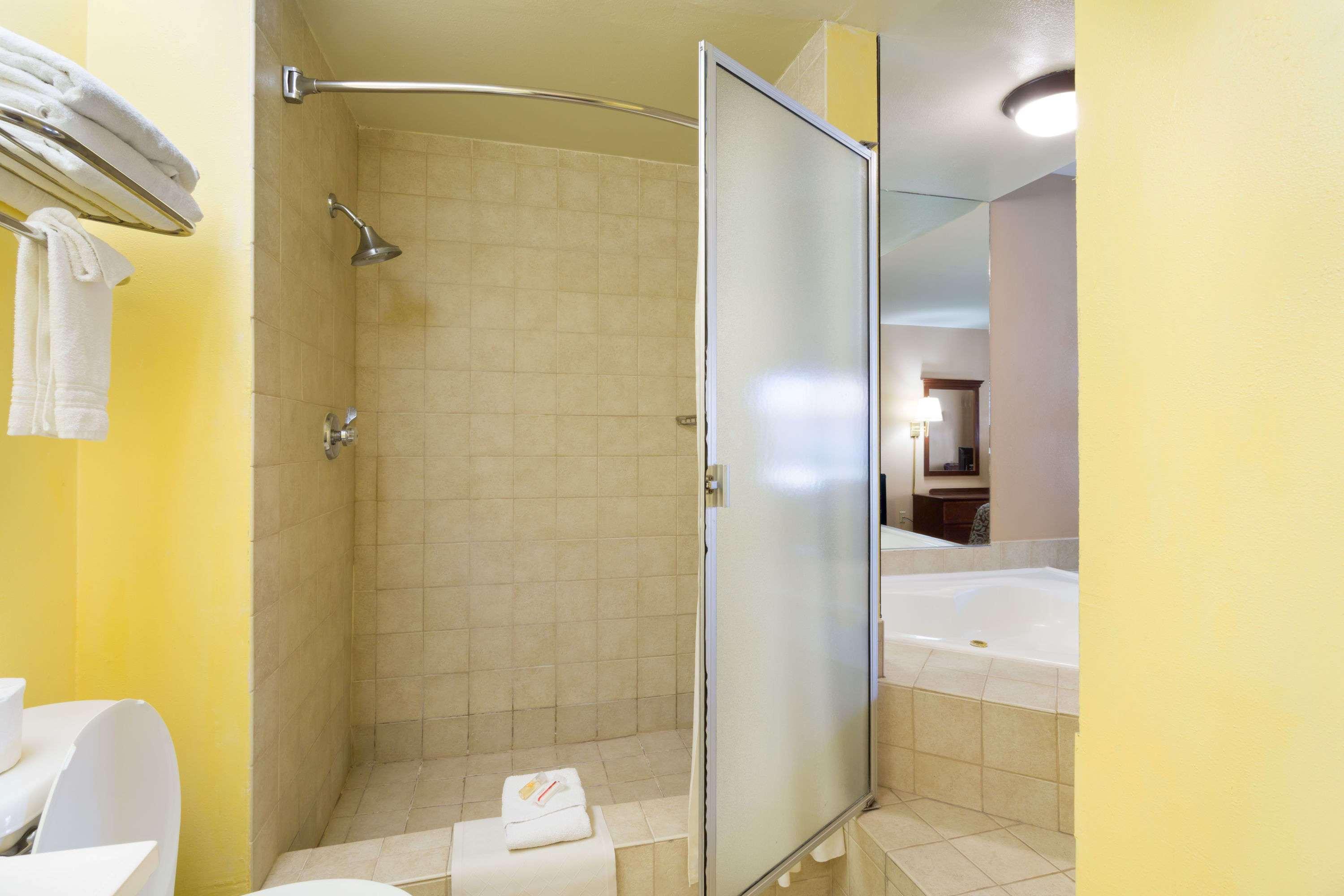 Days Inn By Wyndham Fontana / Rialto