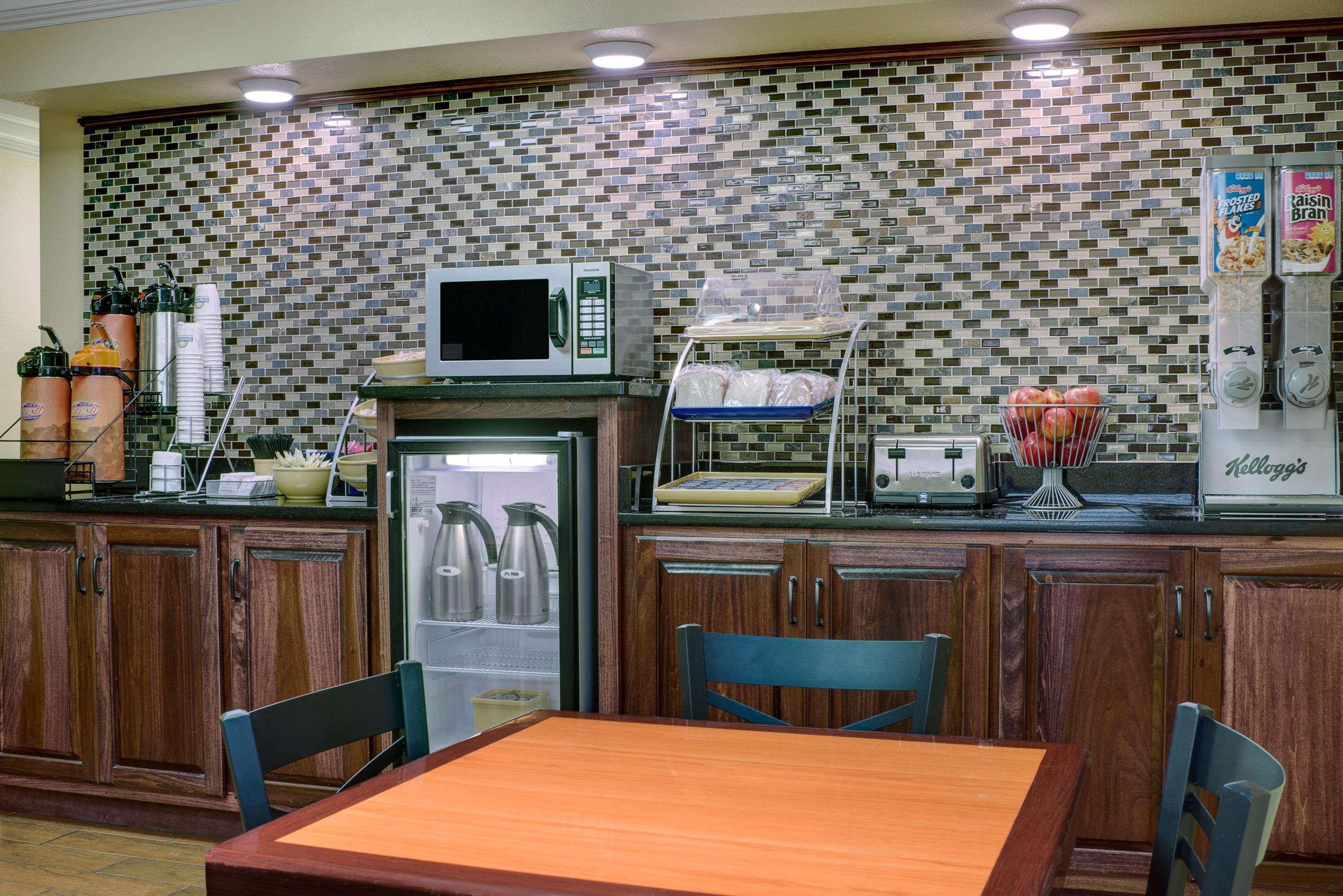 Days Inn By Wyndham Macon I-475