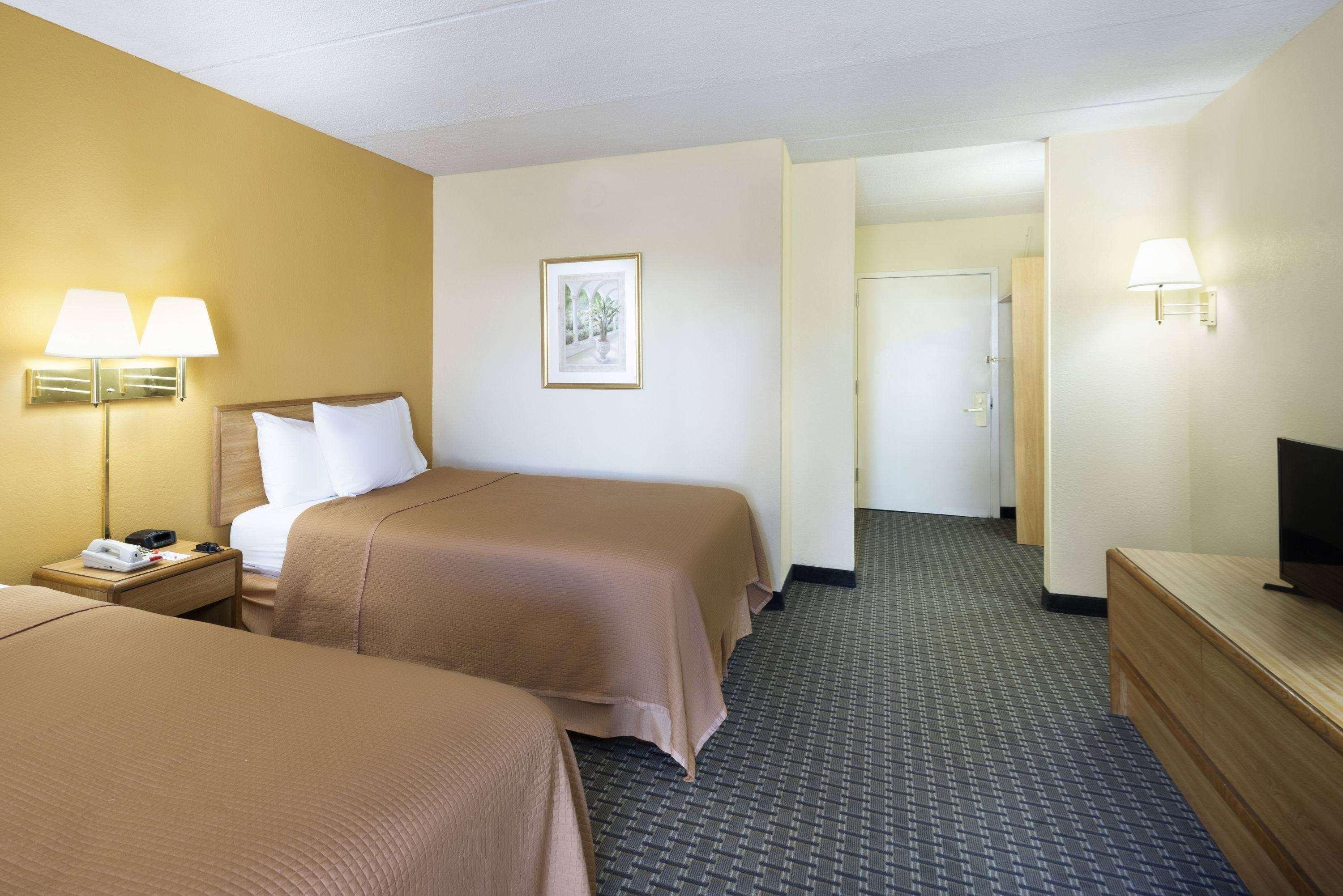 Howard Johnson by Wyndham Newburgh