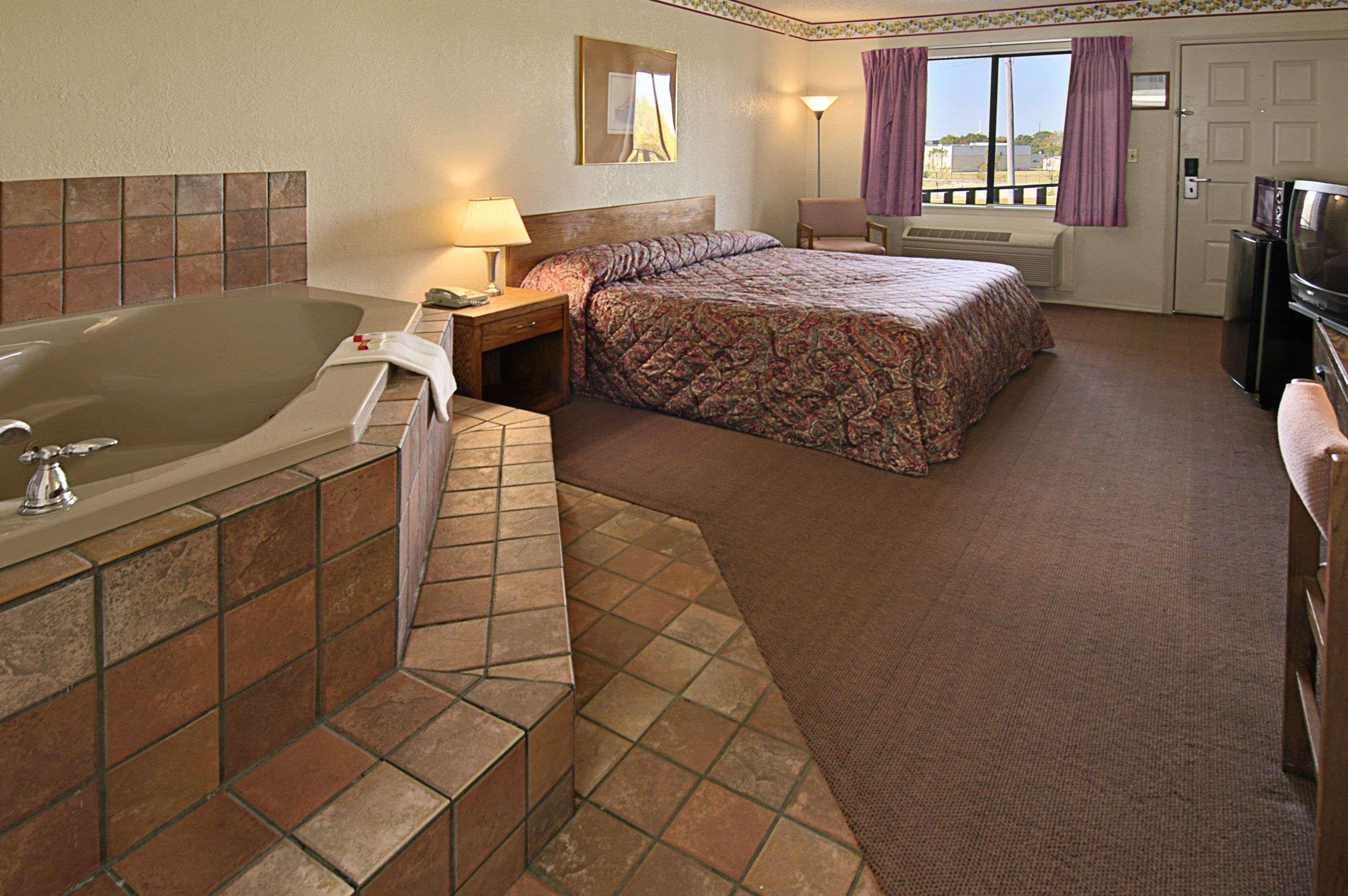 Travelodge by Wyndham Tulsa