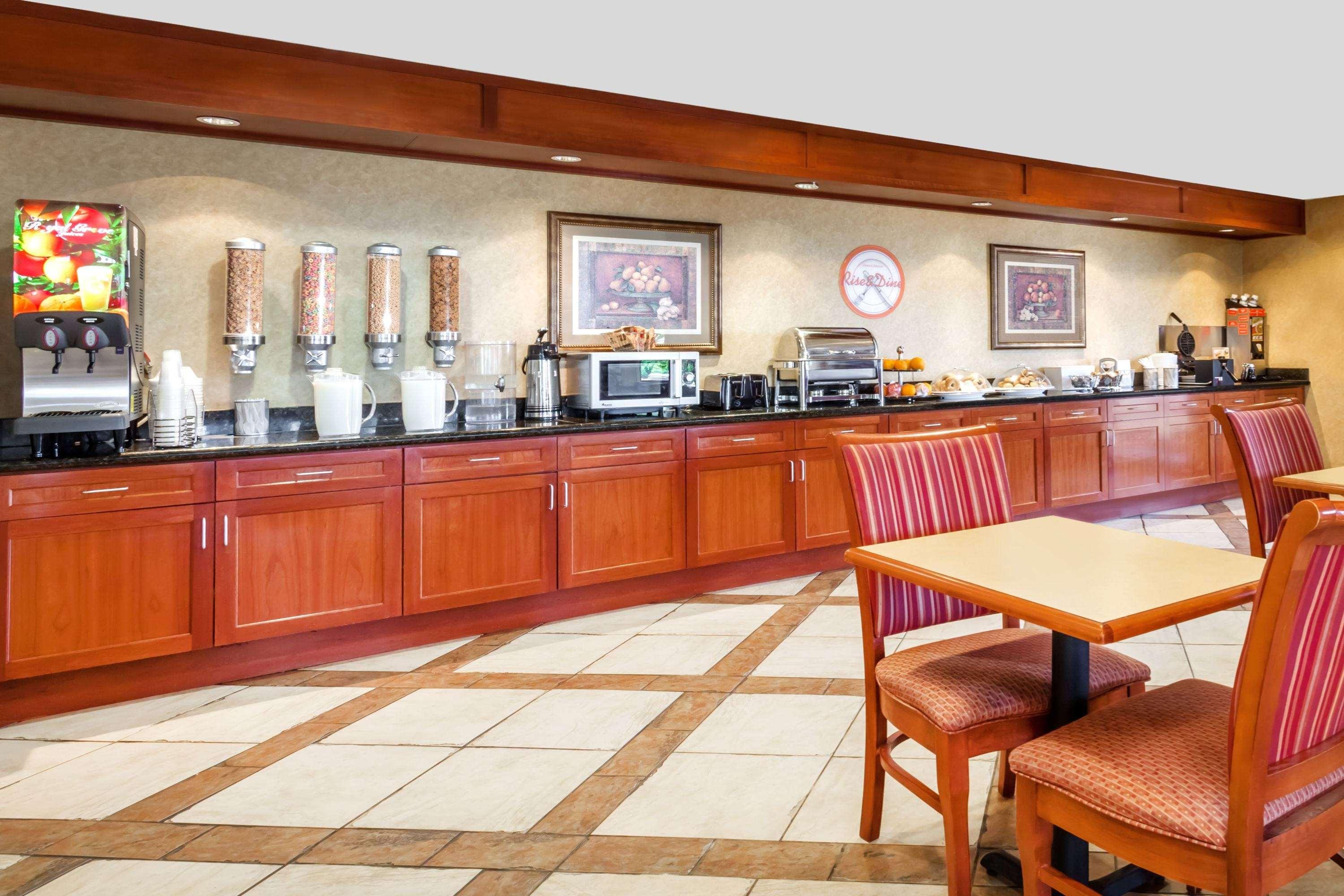 Howard Johnson by Wyndham Evansville East