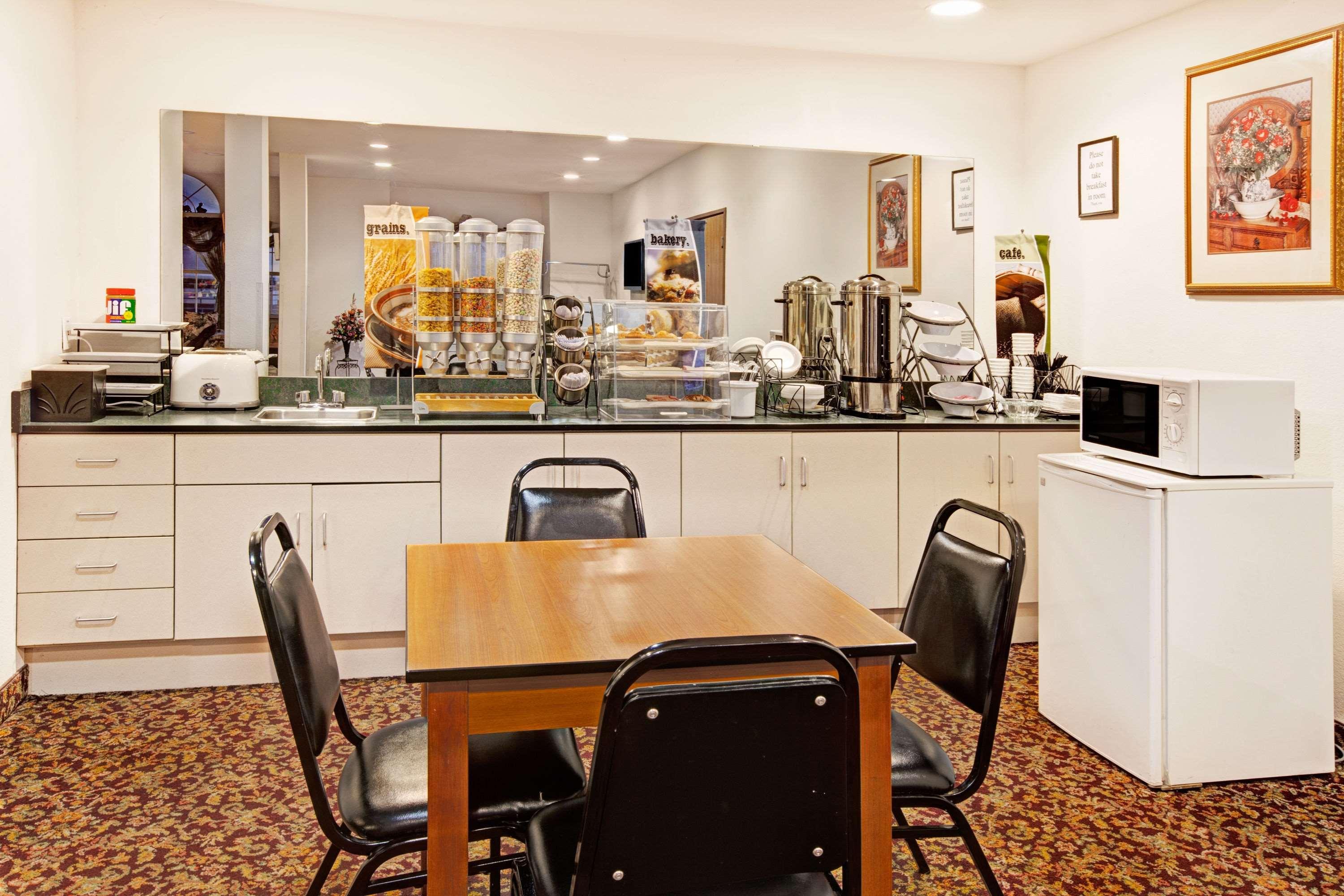 Econo Lodge Inn & Suites