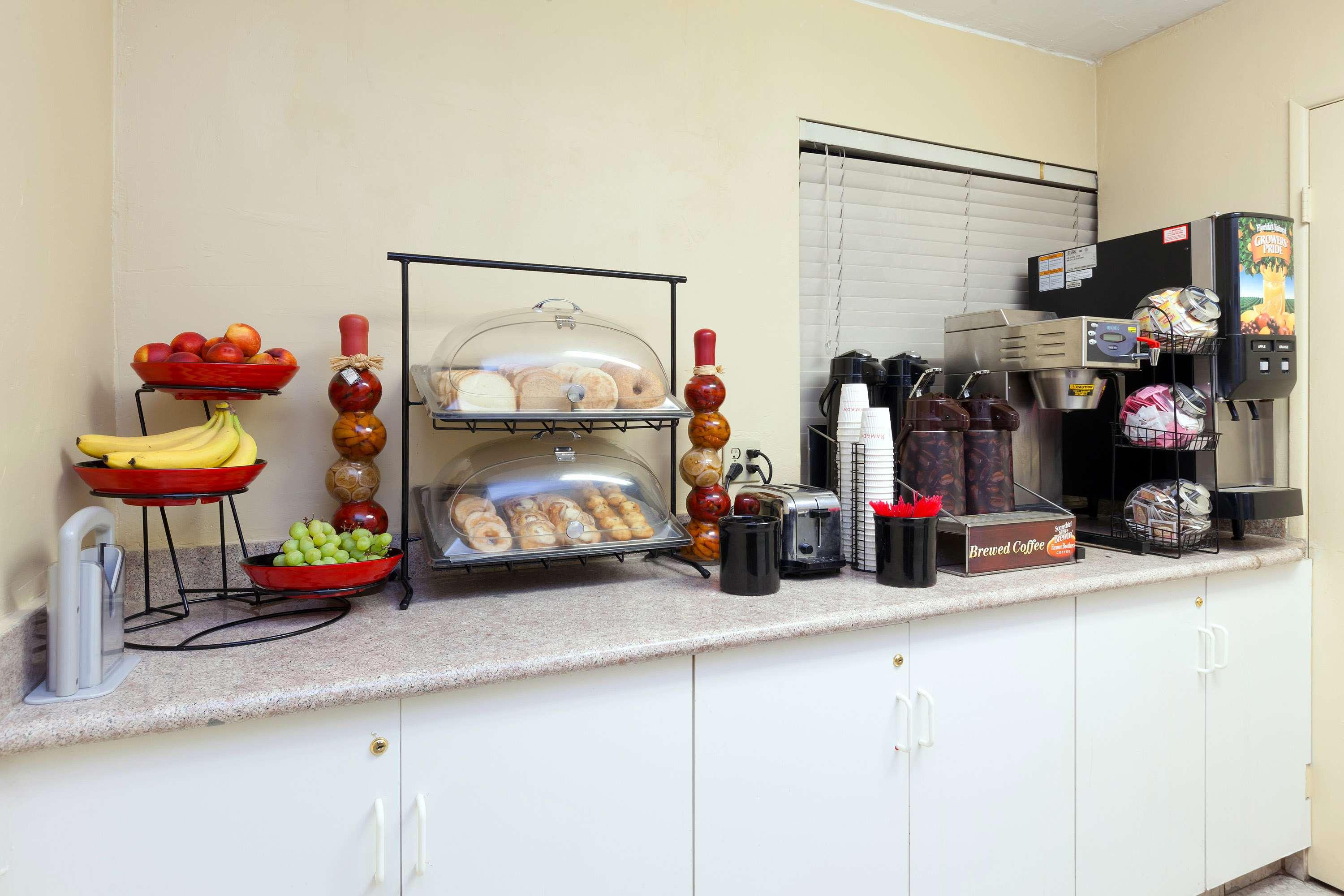 Americas Best Value Inn & Suites Bakersfield Centr