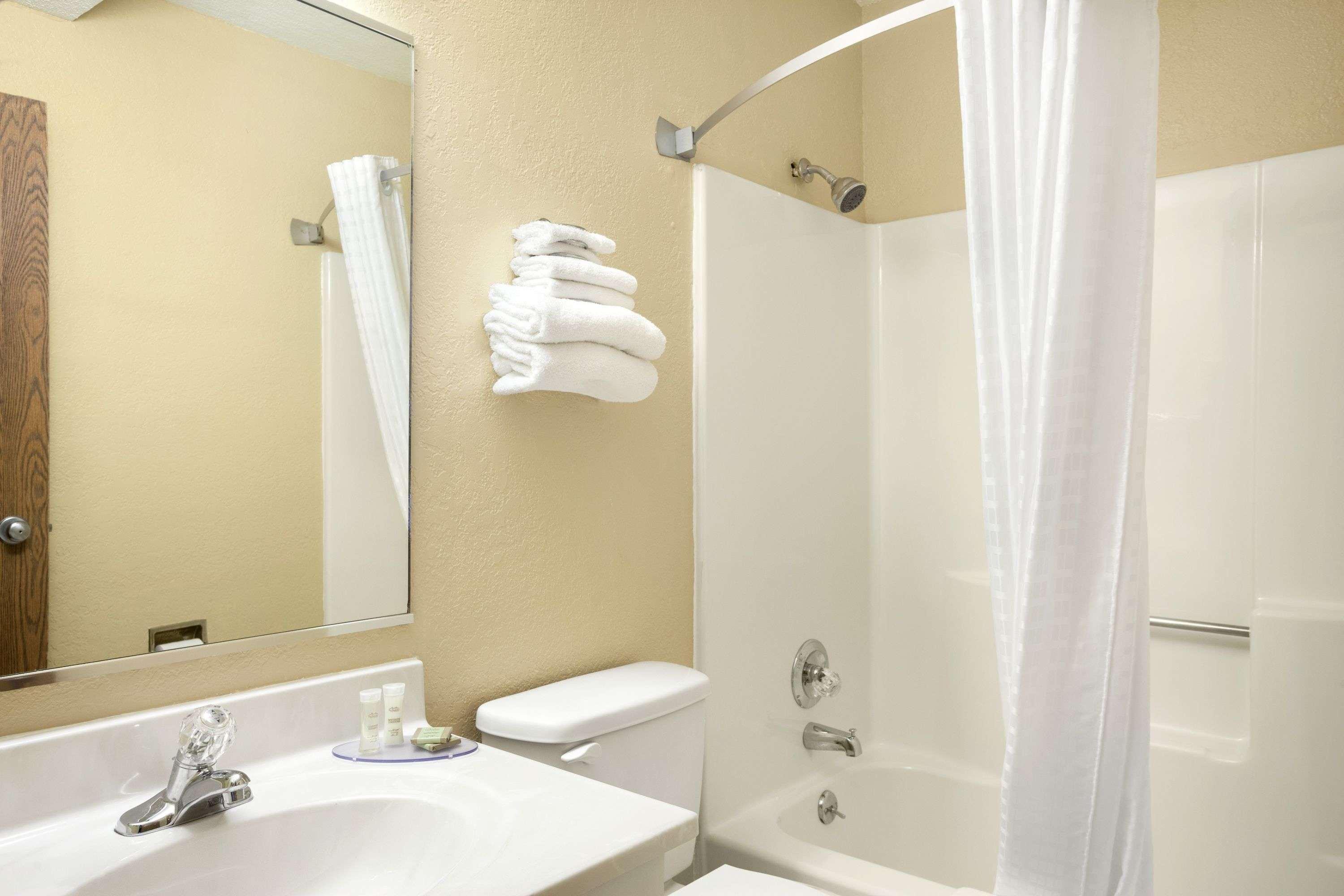 Super 8 By Wyndham Fairview Heights-St. Louis