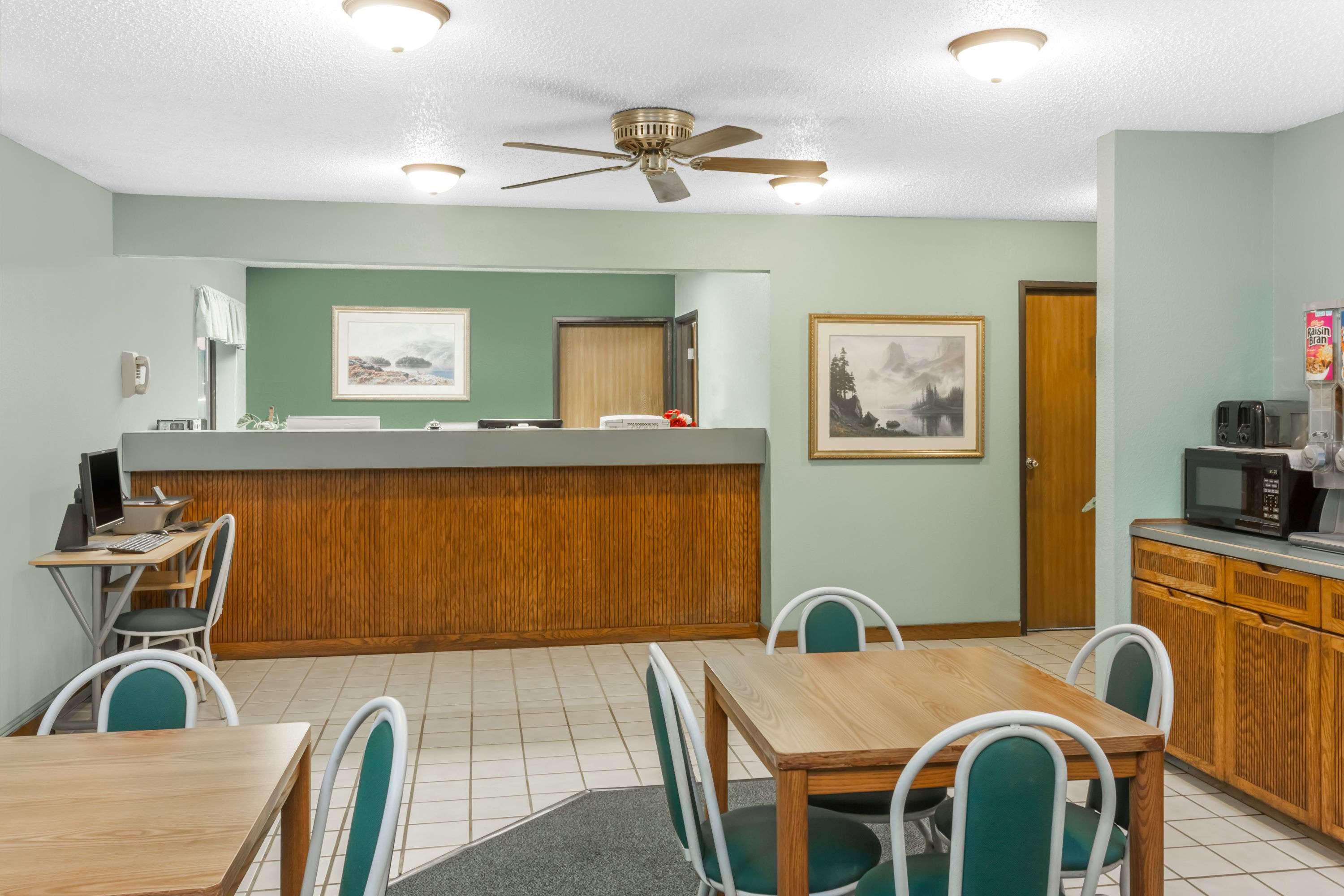 Super 8 By Wyndham Washington/Peoria Area