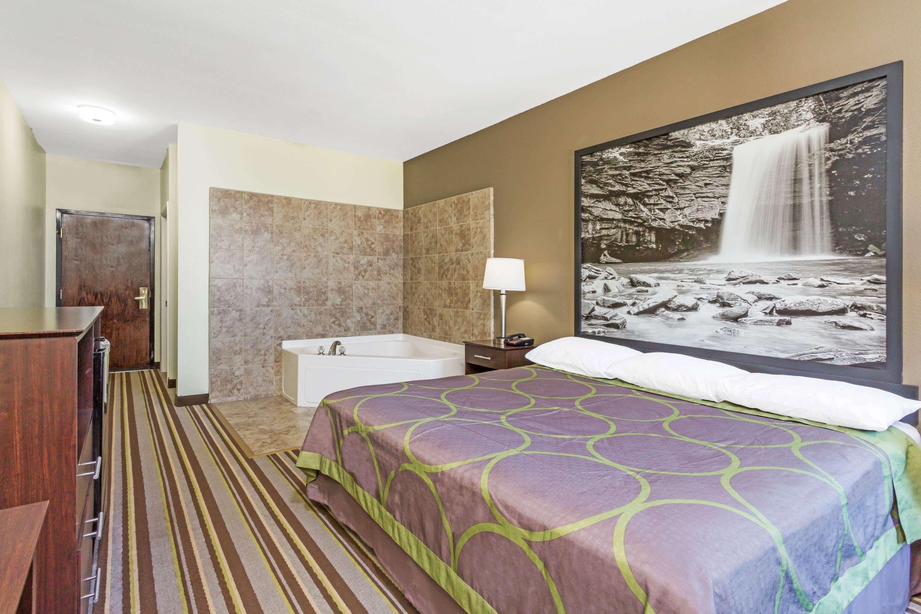 Super 8 By Wyndham Midlothian/Richmond Area