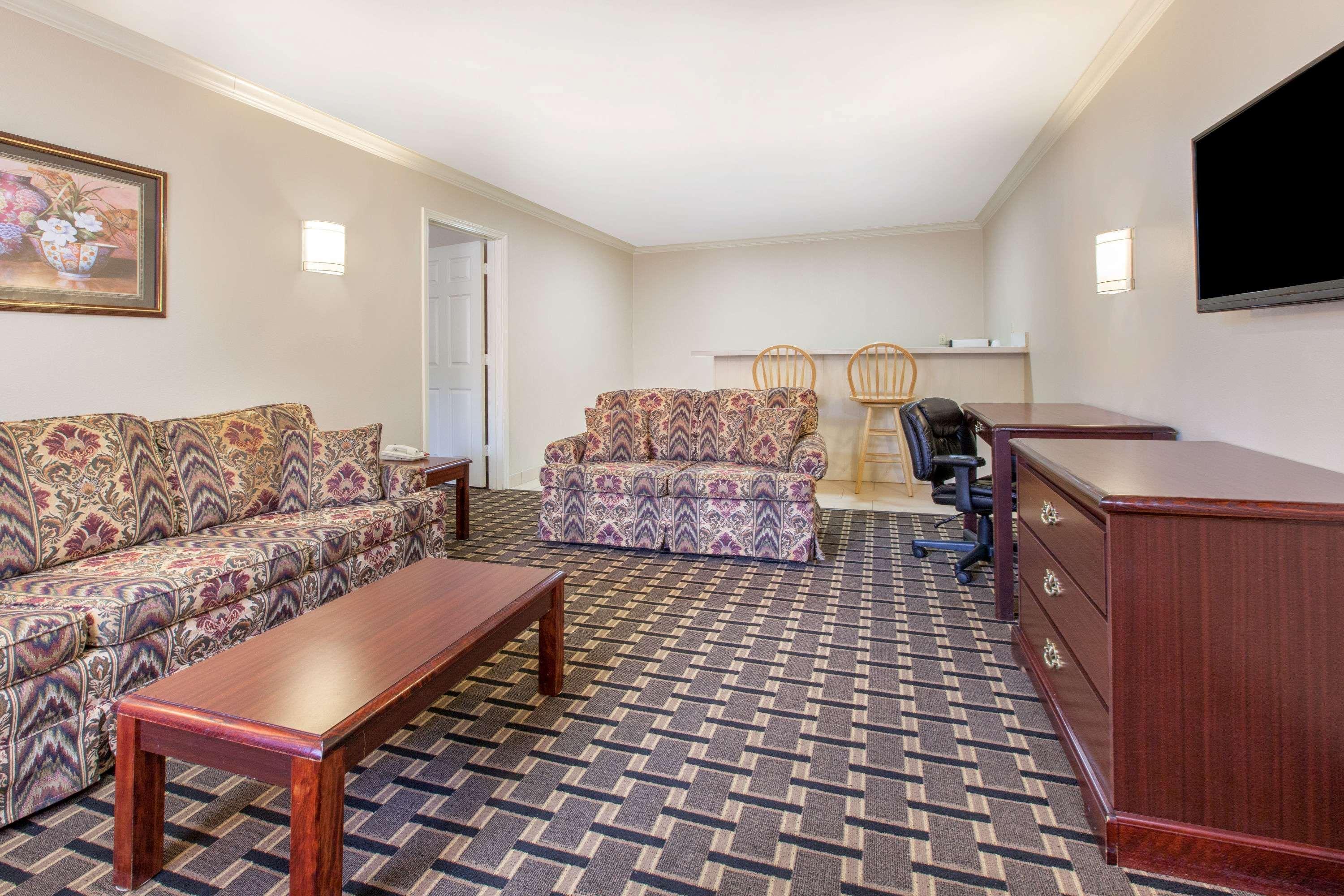 Super 8 By Wyndham Tyler Tx