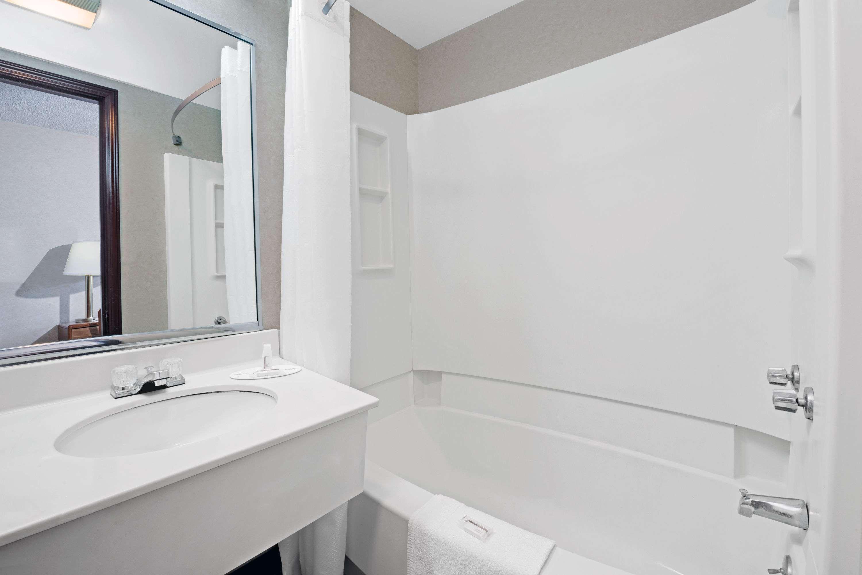 Super 8 By Wyndham Kenmore/Buffalo/Niagara Falls