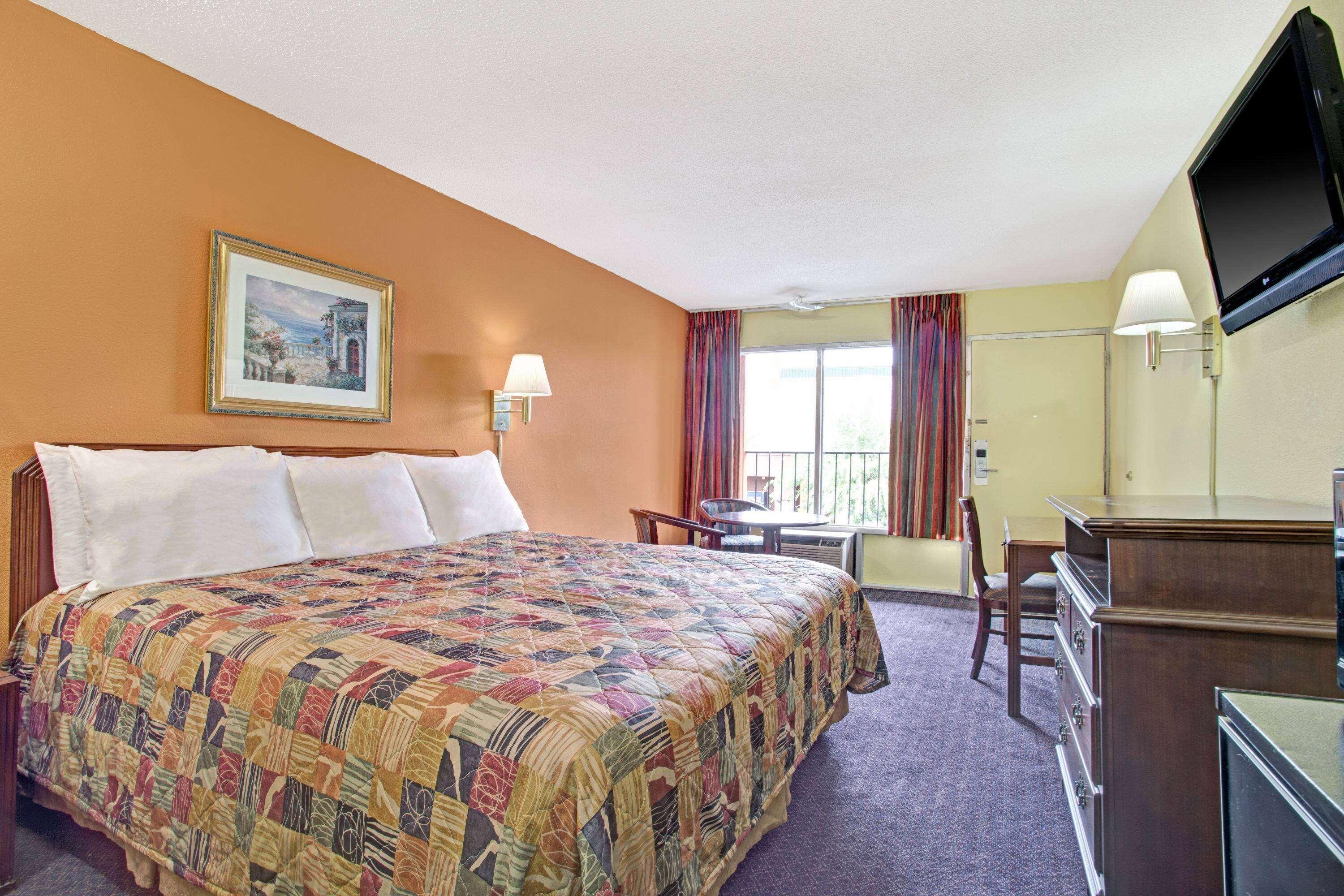 Days Inn by Wyndham Benson