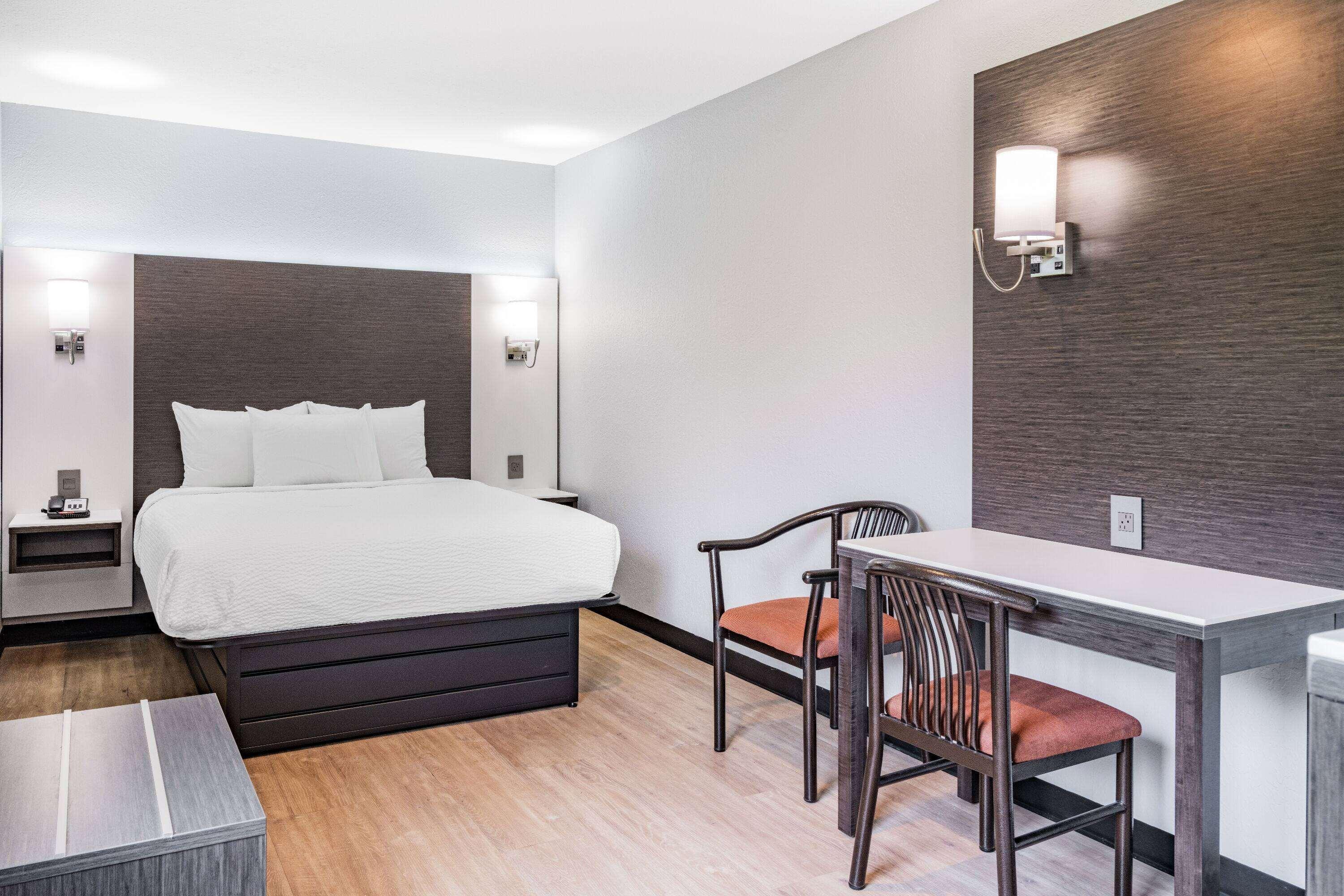 Days Inn & Suites by Wyndham Niagara Falls/Buffalo