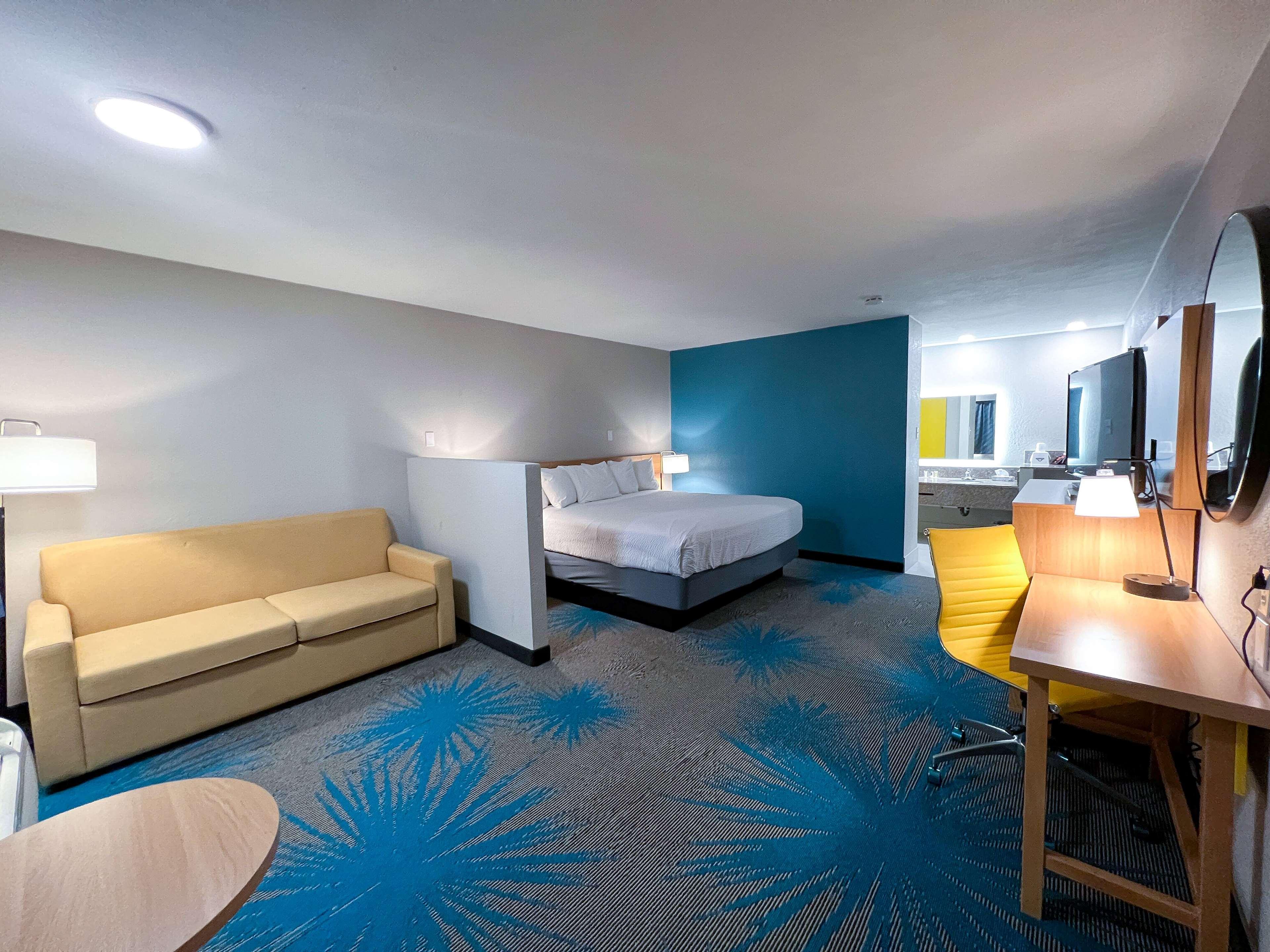 Days Inn & Suites By Wyndham Santa Rosa