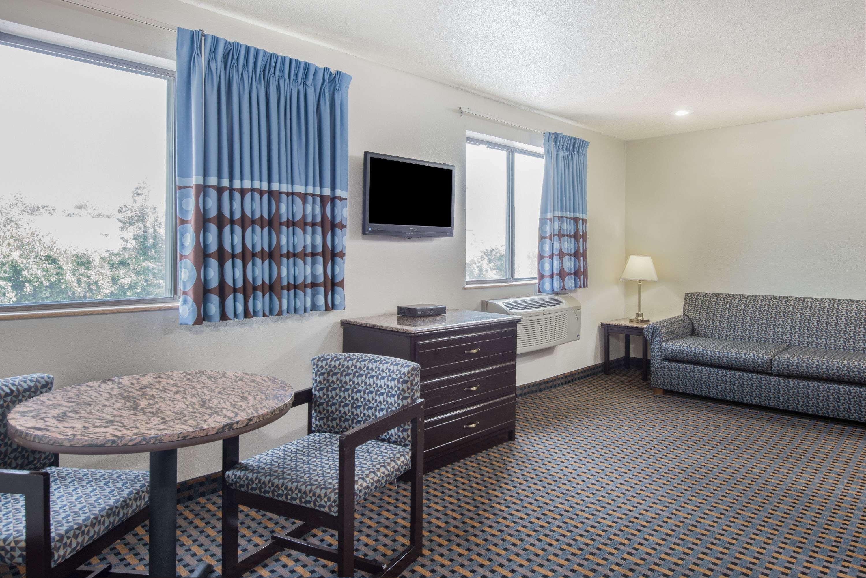 Super 8 By Wyndham New Castle