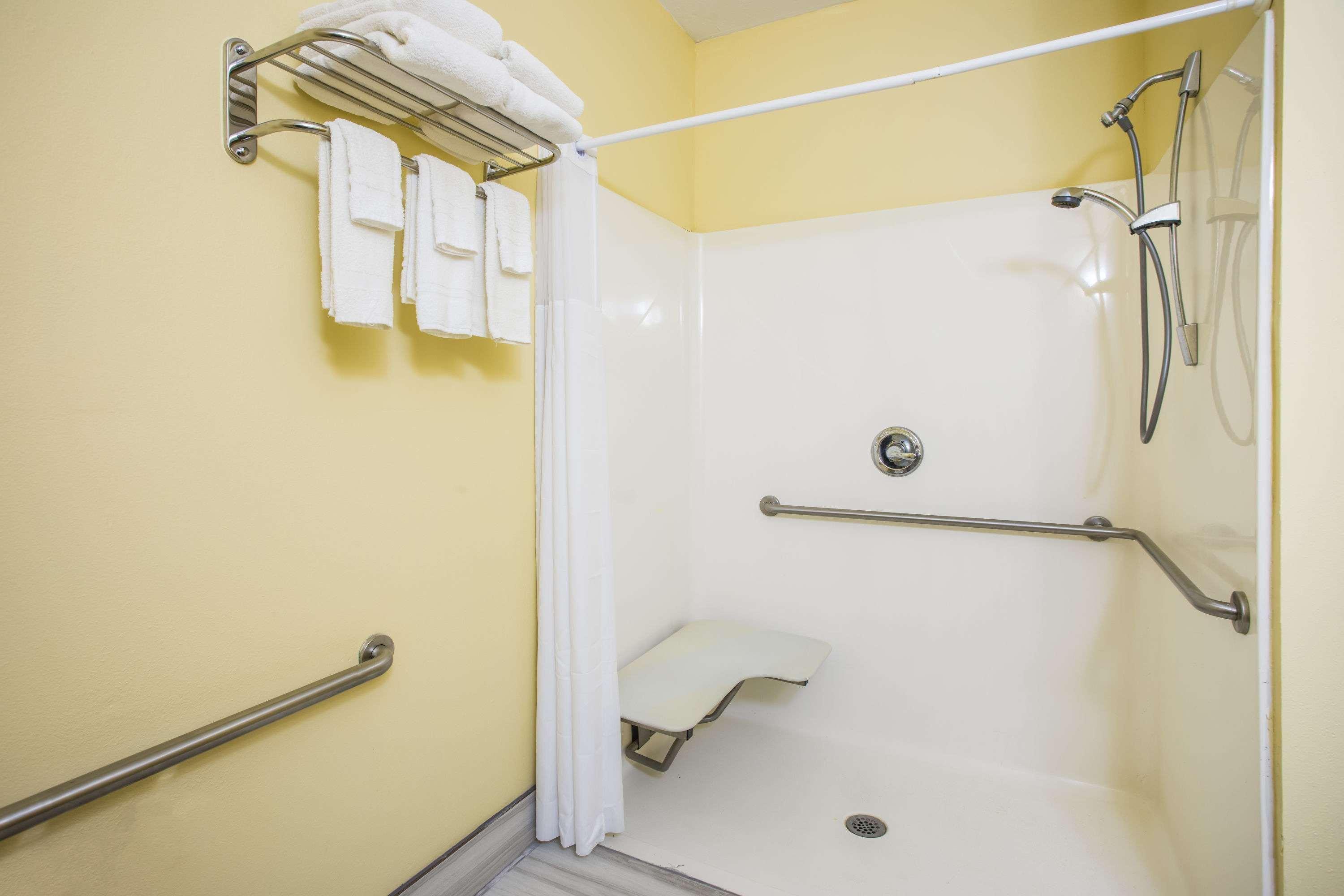 Days Inn & Suites Wyndham Augusta Near Fort Gordon