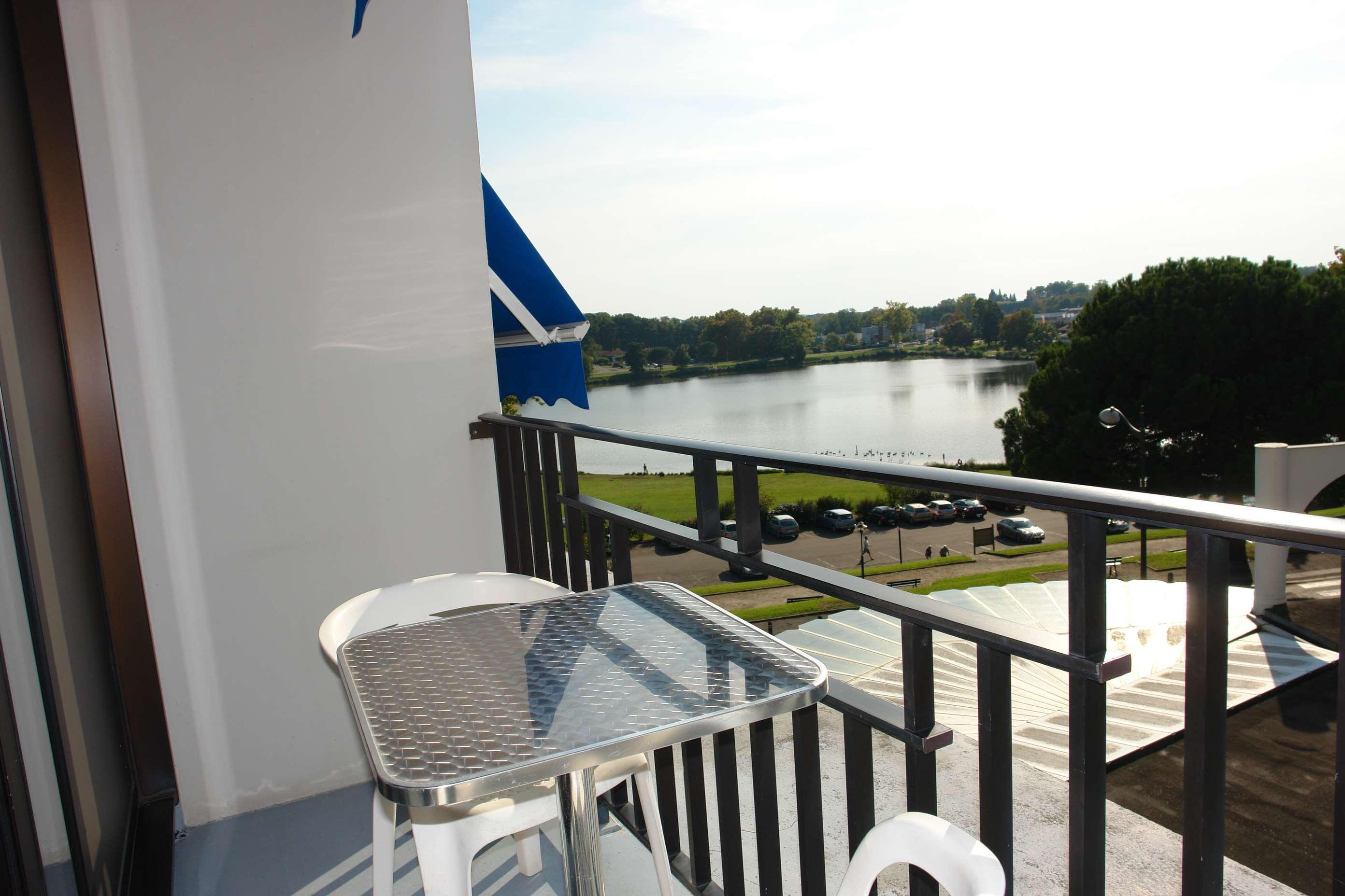 BRIT HOTEL DU LAC by null