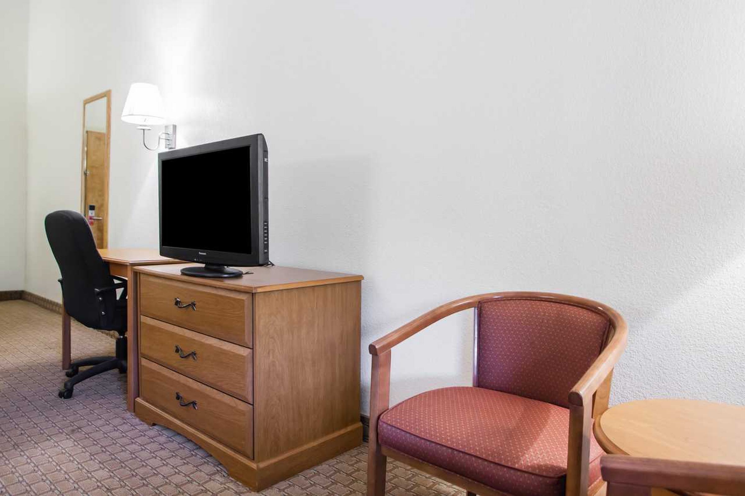 Econo Lodge Inn & Suites