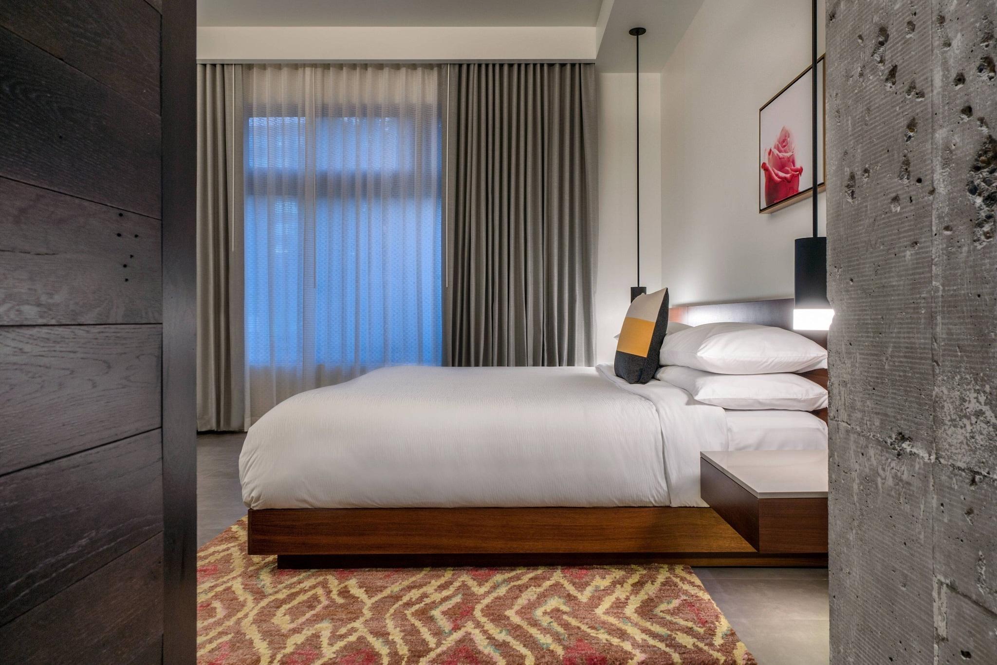 Hi-Lo Hotel, Autograph Collection