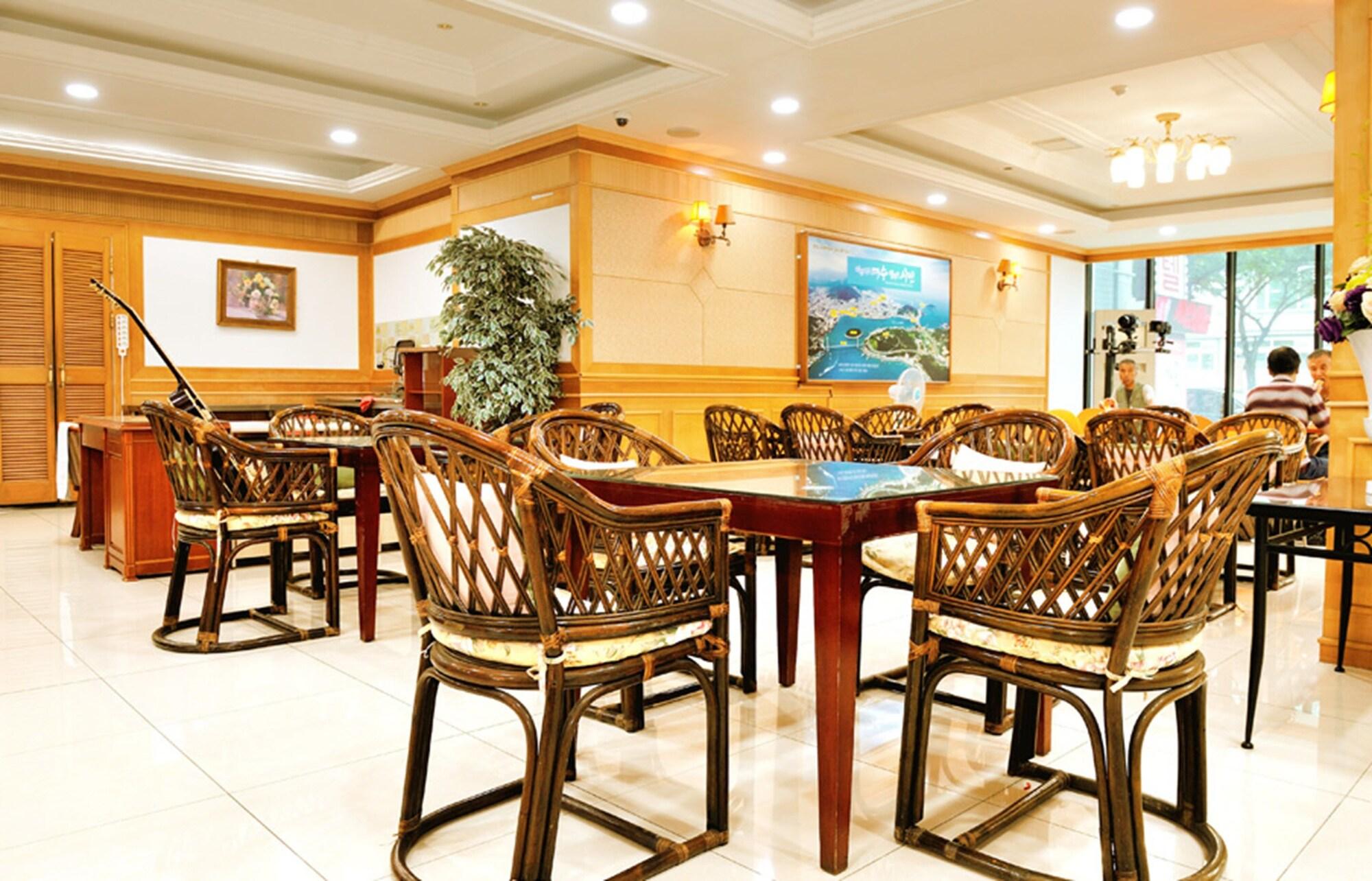 Chambord Tourist Hotel