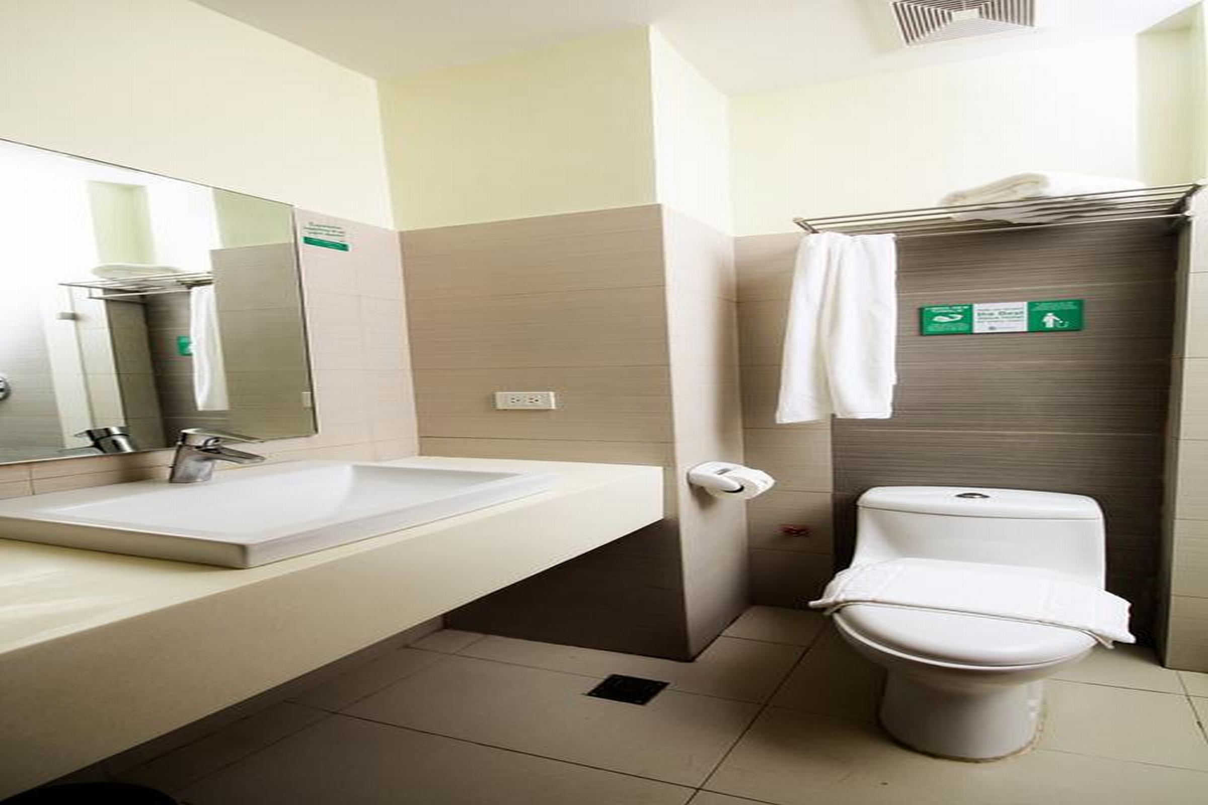 Go Hotels Iloilo by null