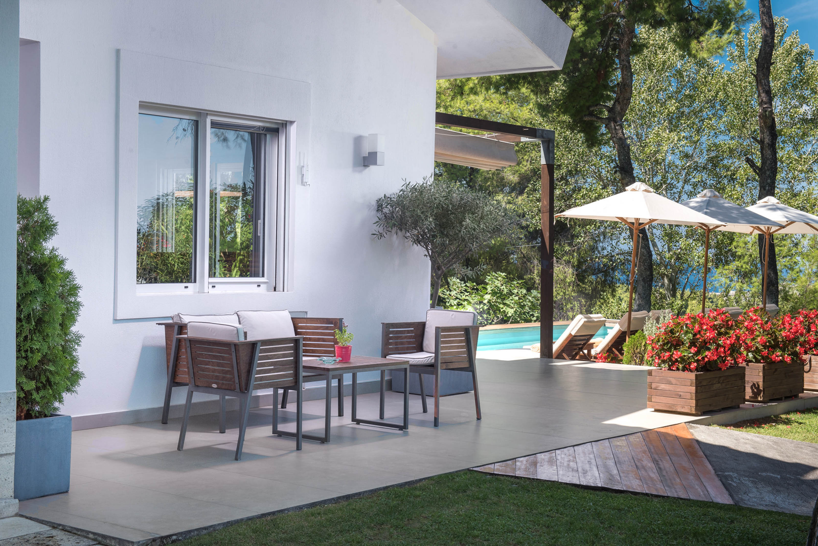 The White Villa At Sani - attēls