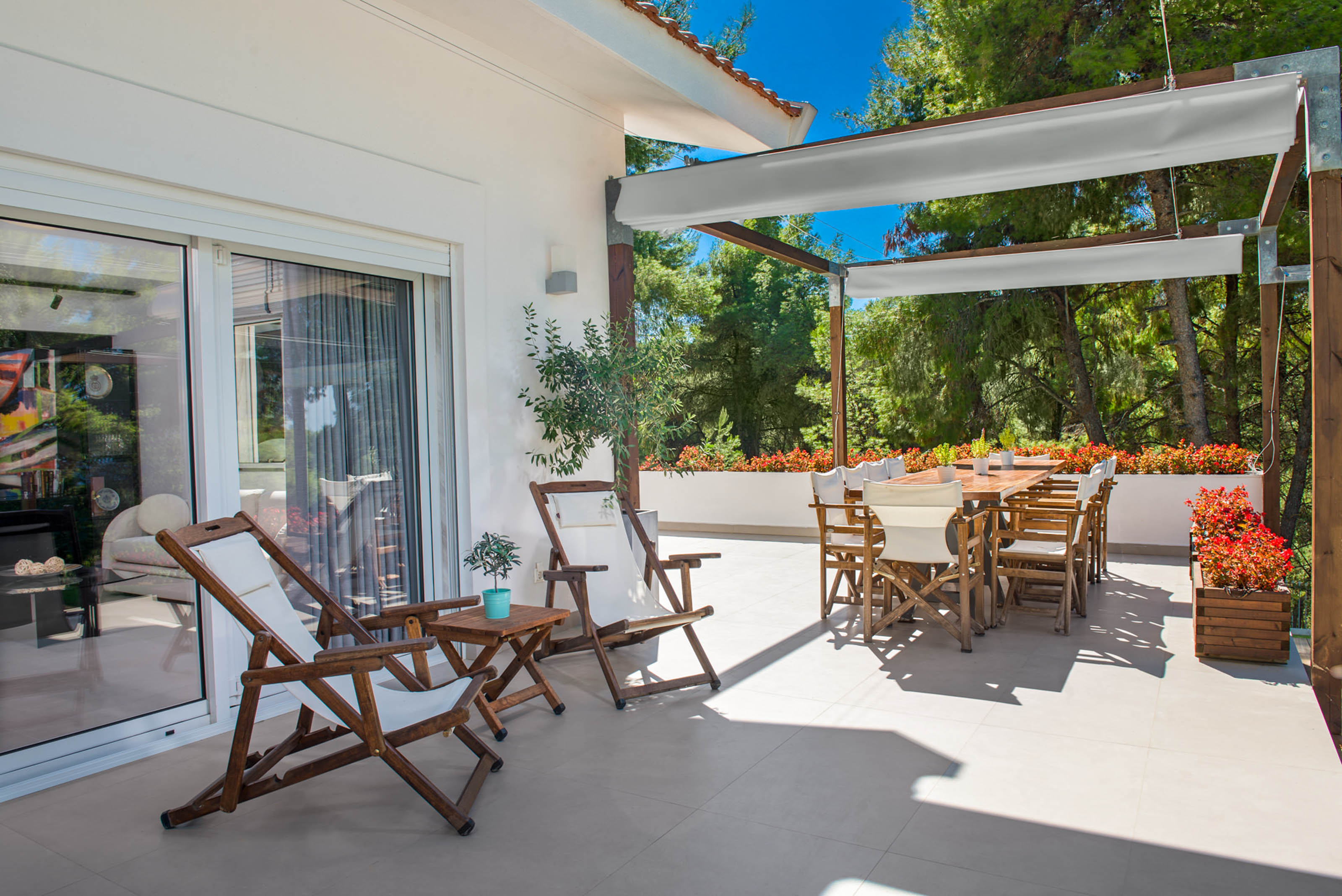 The White Villa At Sani - attēls