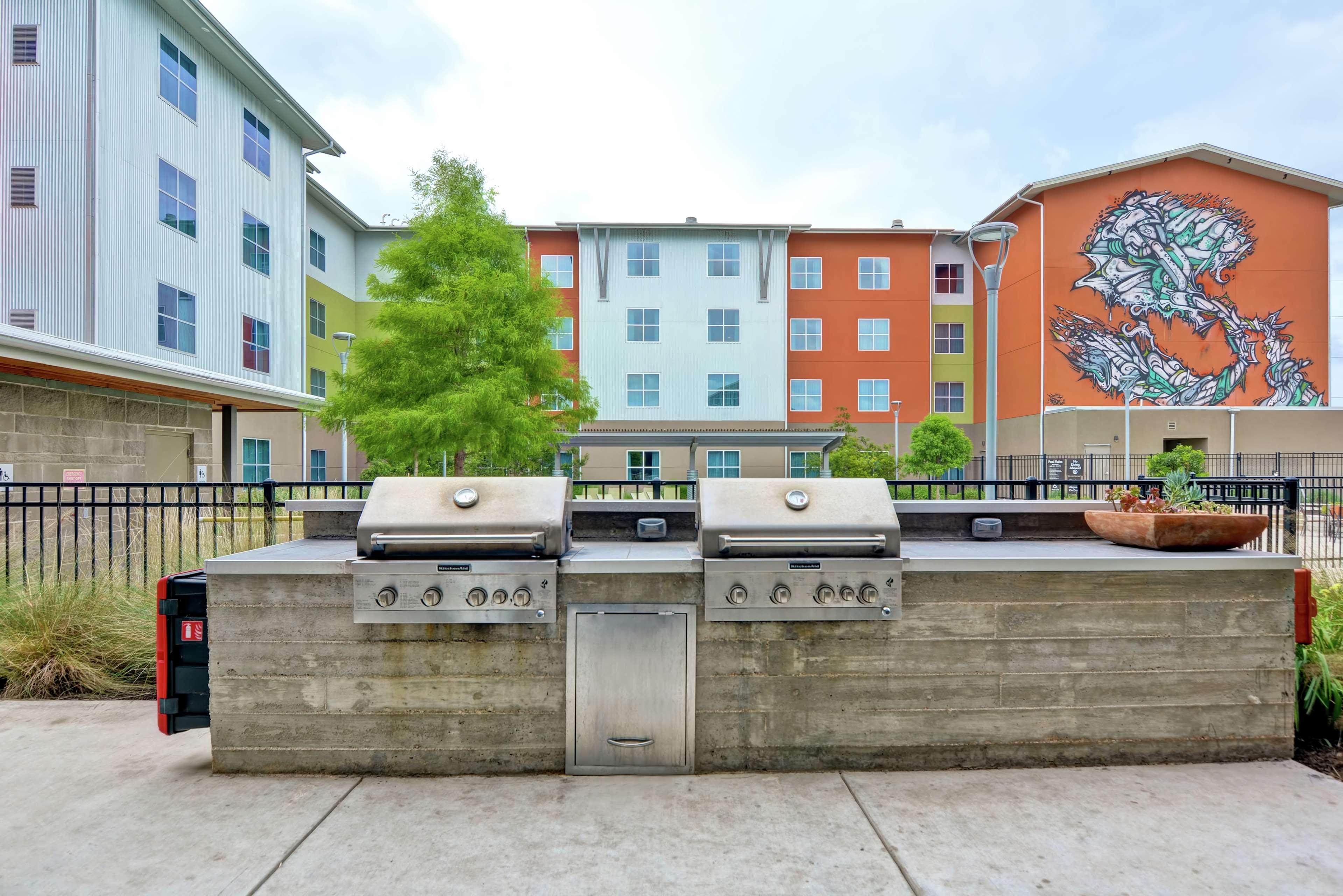 Homewood Suites by TechRidge Parmer @ I-35
