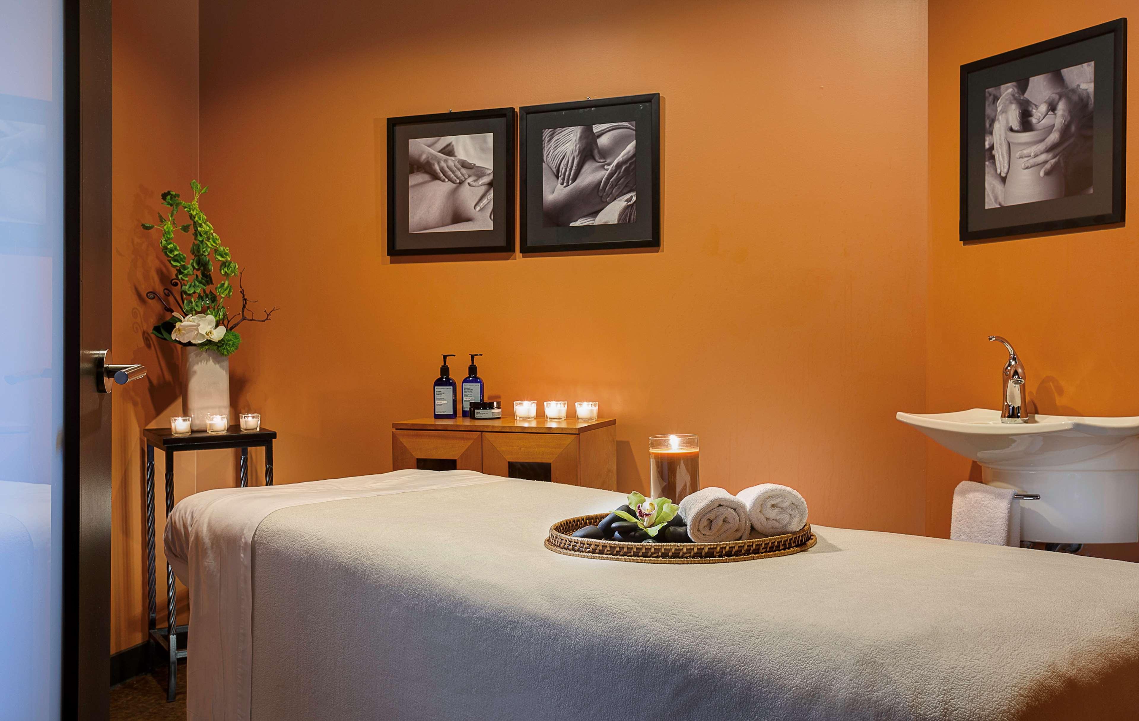 Amway Grand Plaza, Curio Collection by Hilton by null