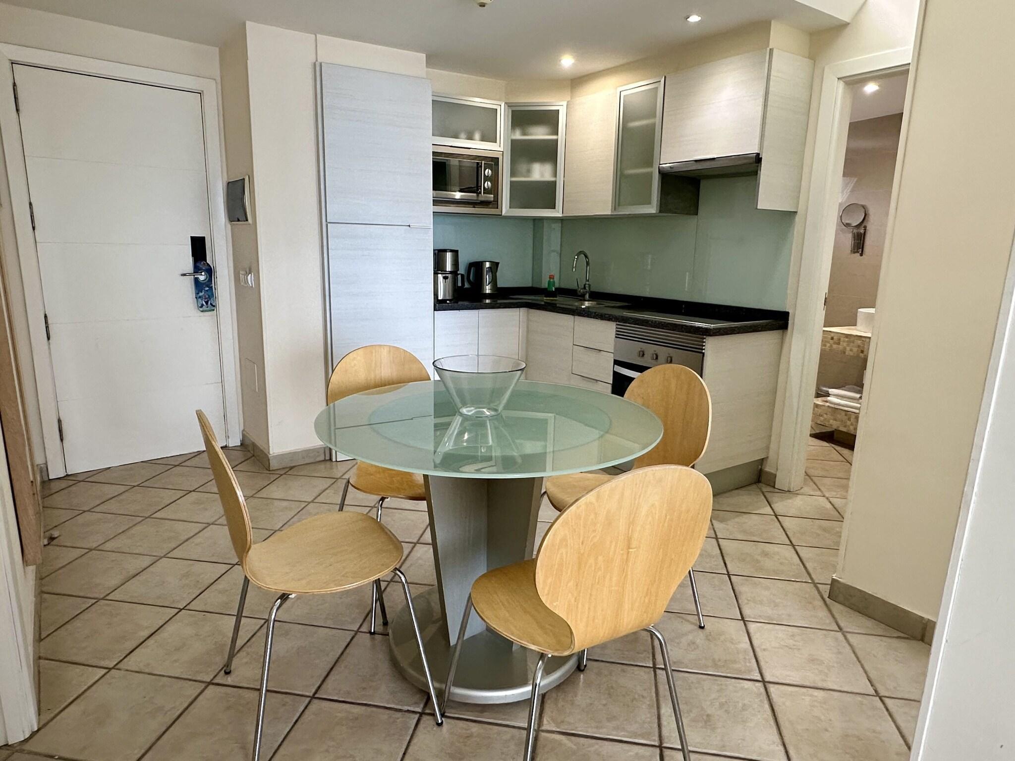 Pearly Grey Ocean Club Apartments & Suites