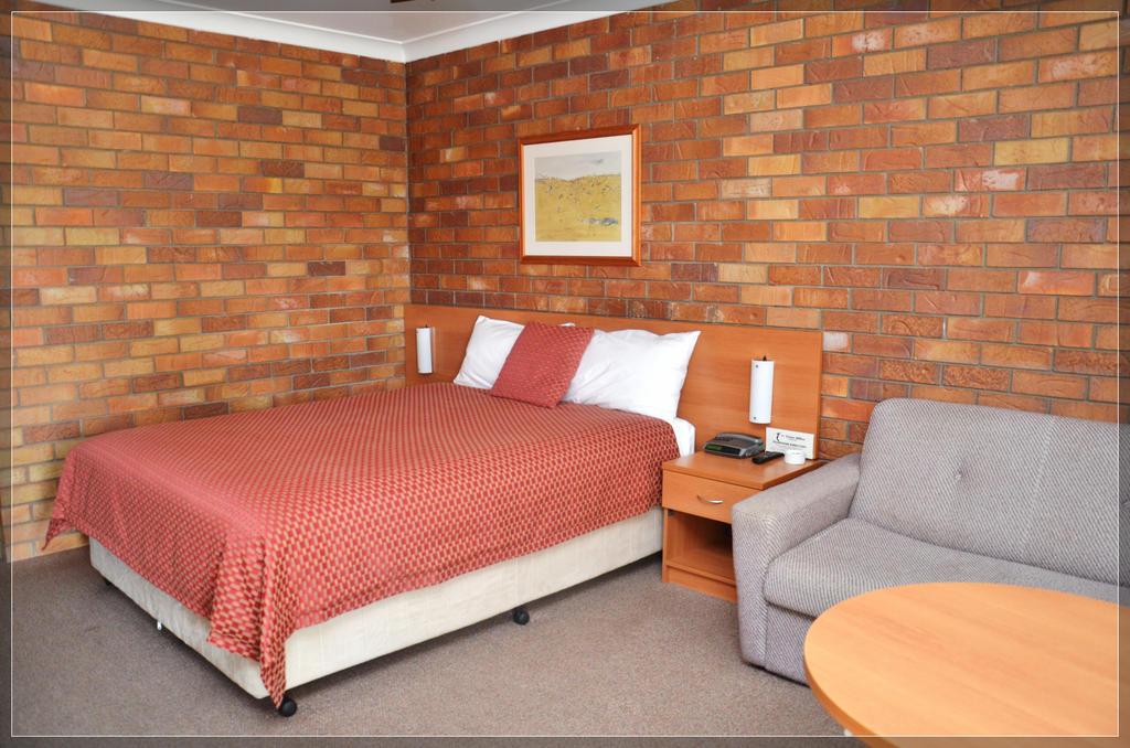 Peter Allen Motor Inn by null