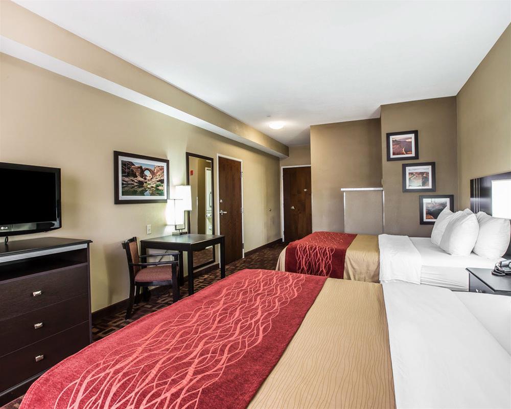 Comfort Inn & Suites Page at Lake Powell