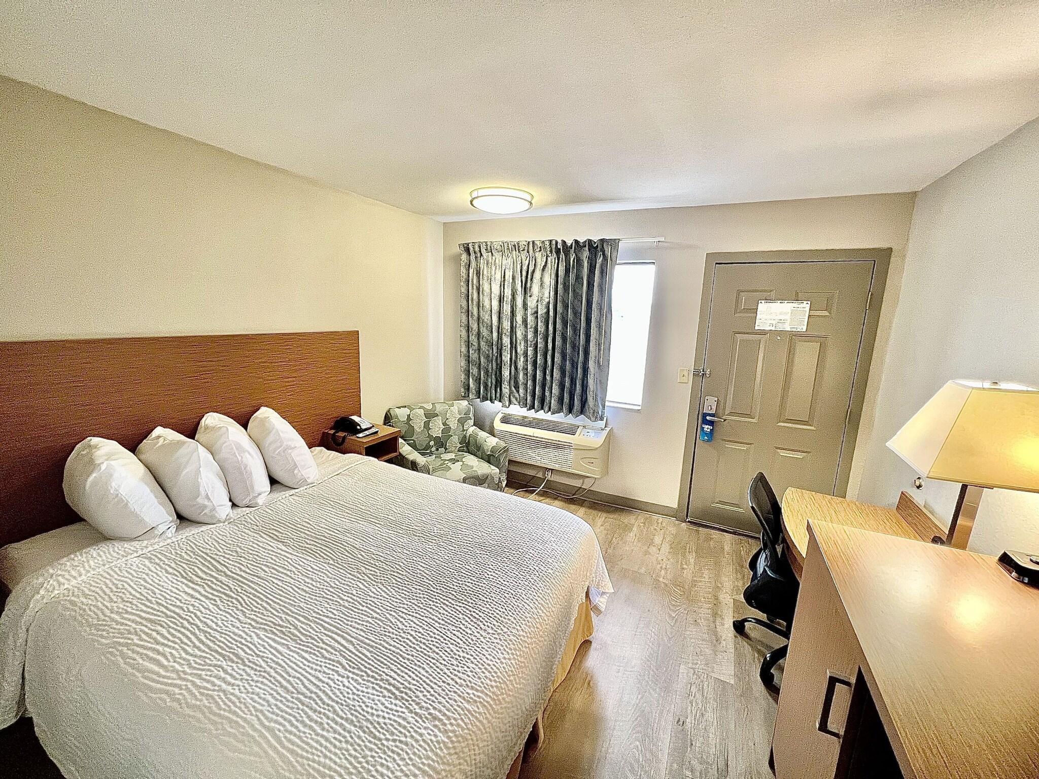 Days Inn & Suites by Wyndham Arlington Near Six Fl