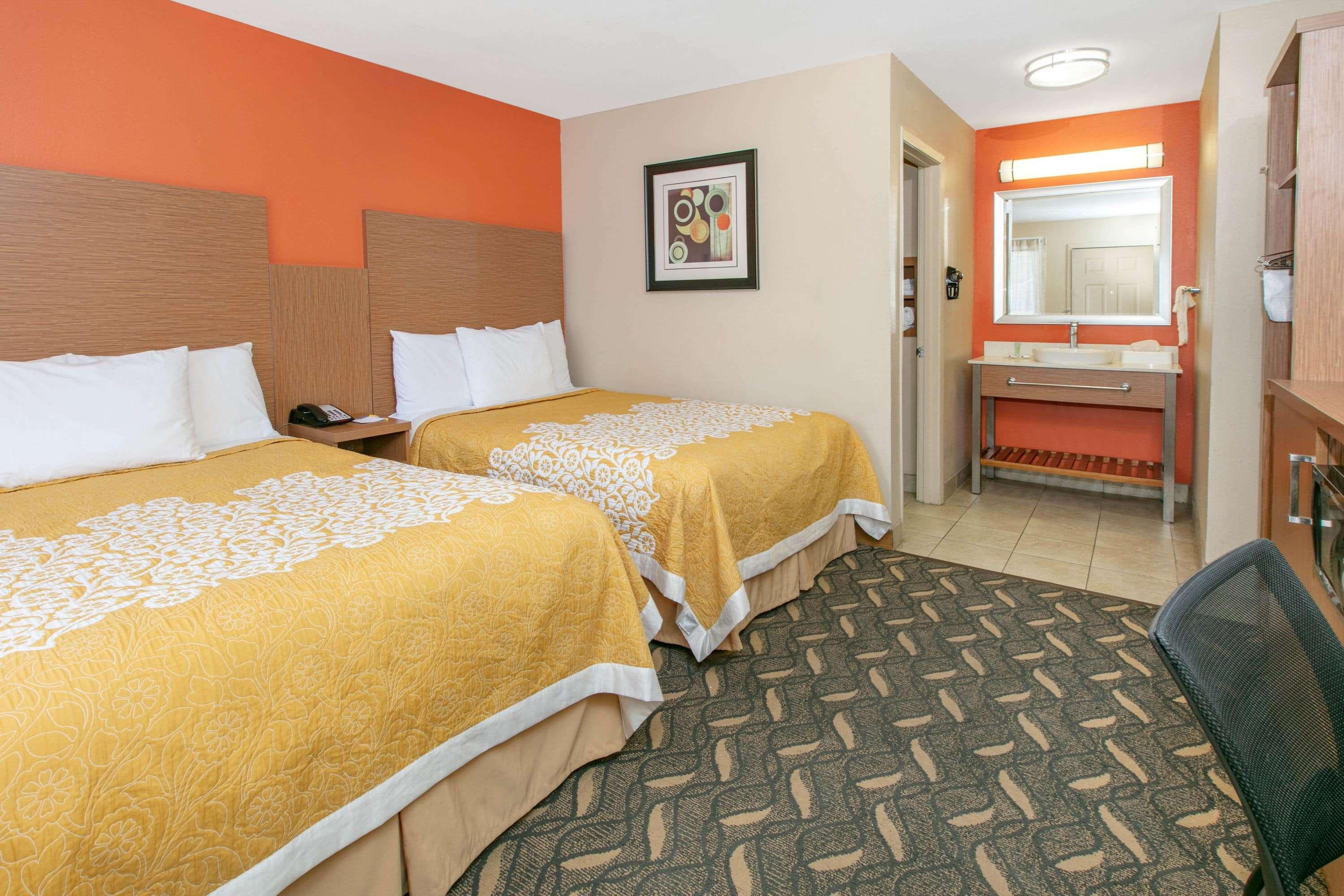 Days Inn & Suites by Wyndham Arlington Near Six Fl