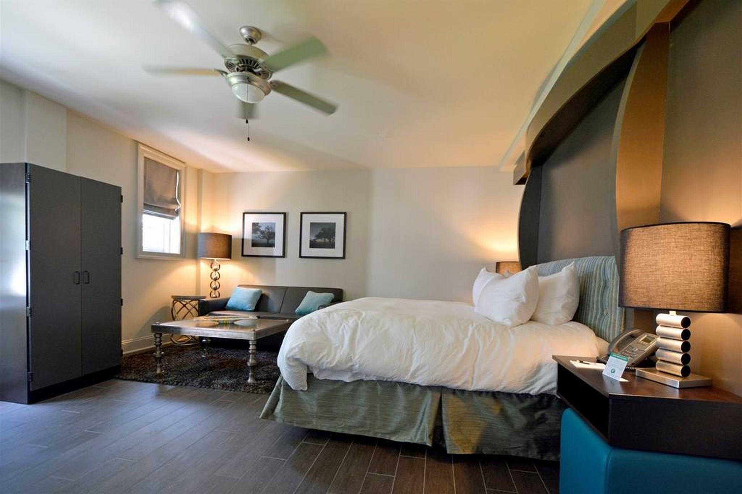 The White House Hotel by null